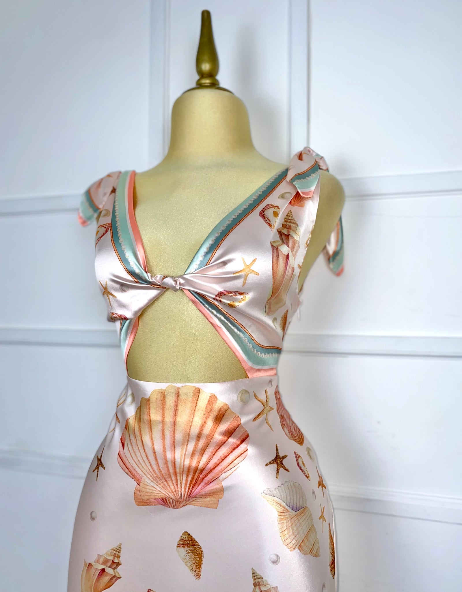 Vestido rosa con estampado de conchas