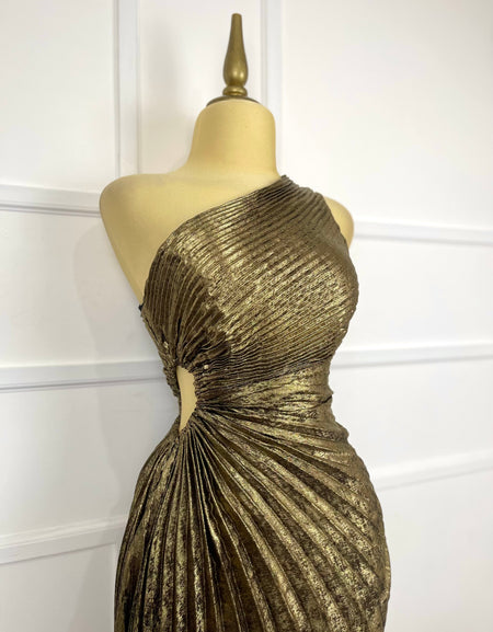 Vestido dorado asimétrico plisado