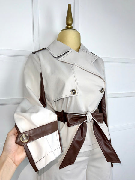 Traje beige con vinipiel café y listón