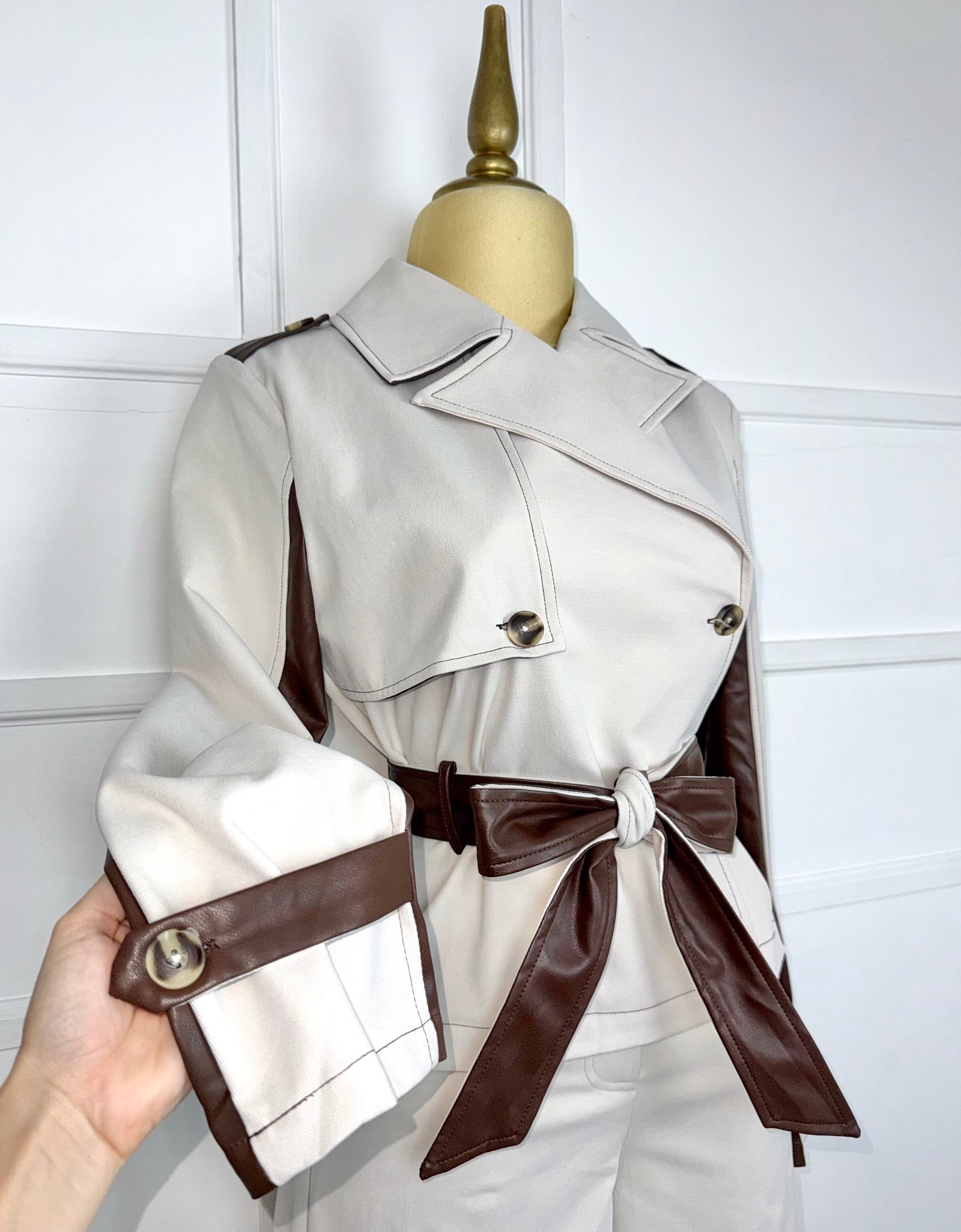Traje beige con vinipiel café y listón
