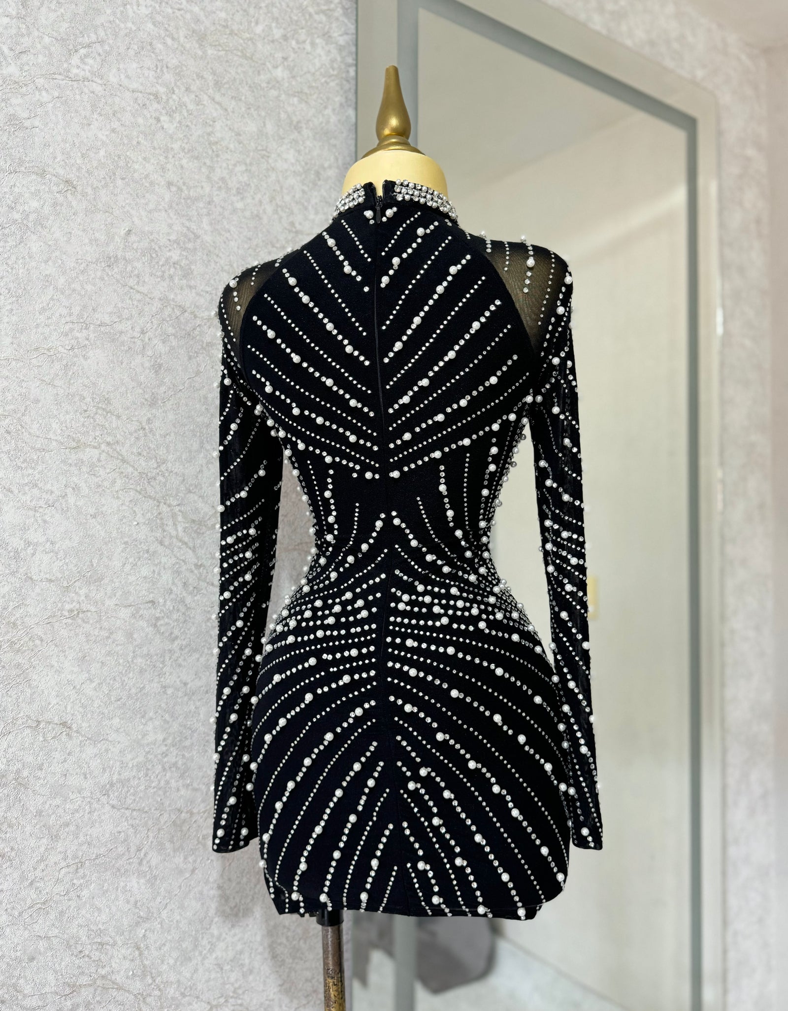 Vestido negro con pedrería y perlas