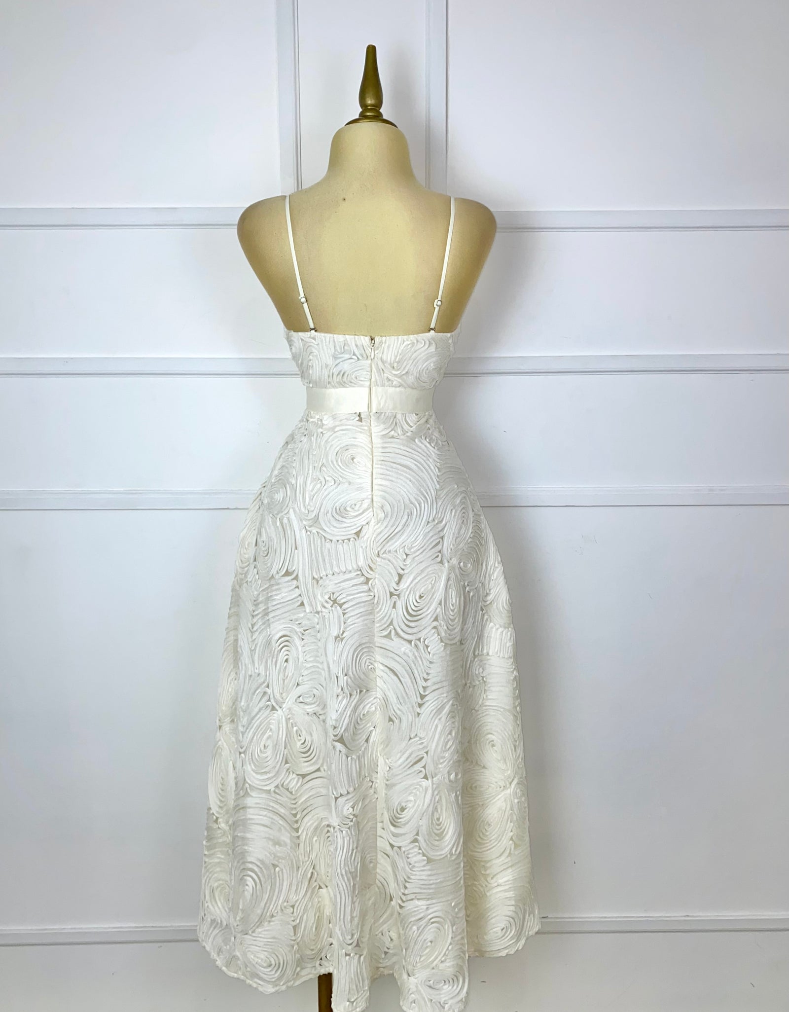 Vestido beige con flores y textura
