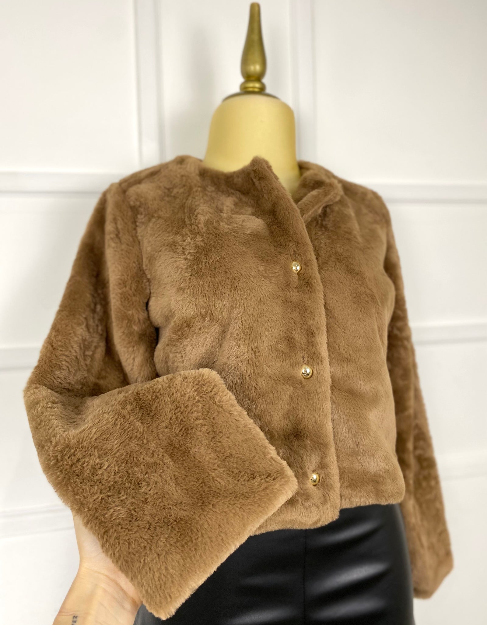 Saco de peluche con botones dorados (2 colores)