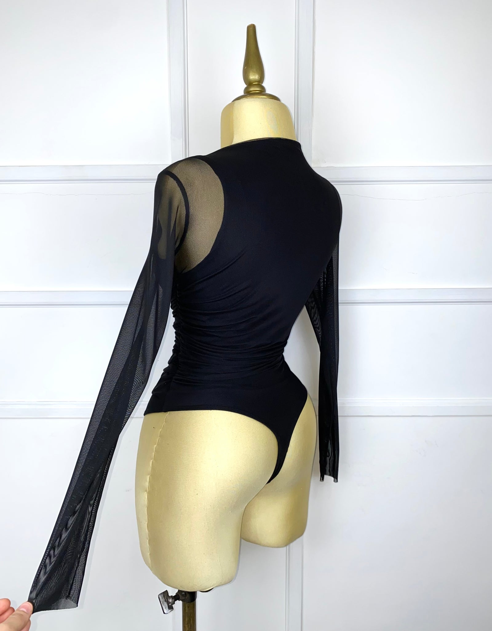 Bodysuit negro con drapeado mesh