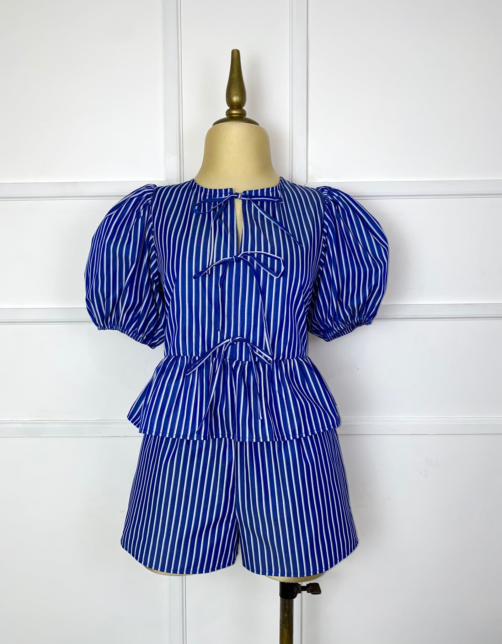 Set azul líneas blancas