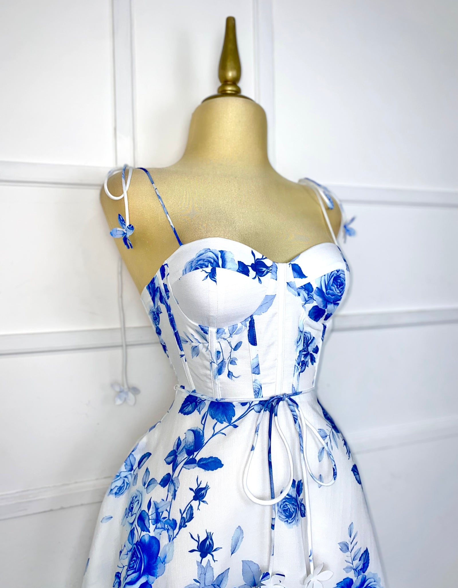 Vestido blanco con flores azules (tiene copas)
