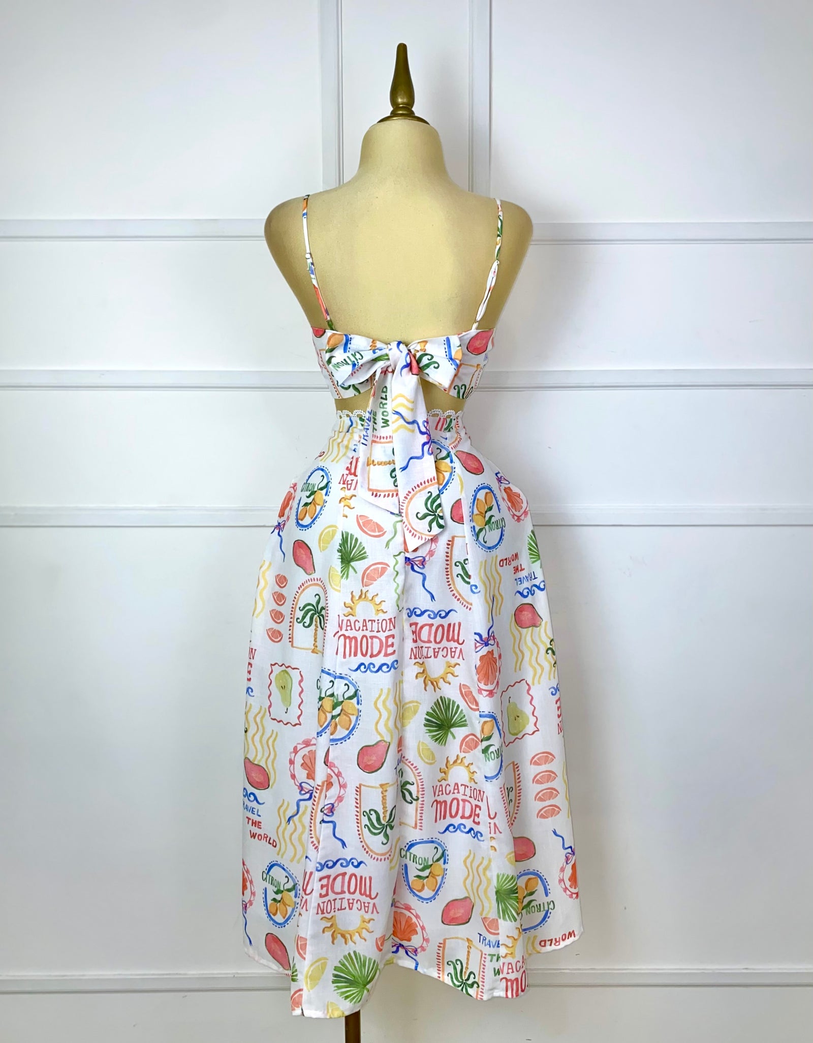 Set blanco con estampado tropical