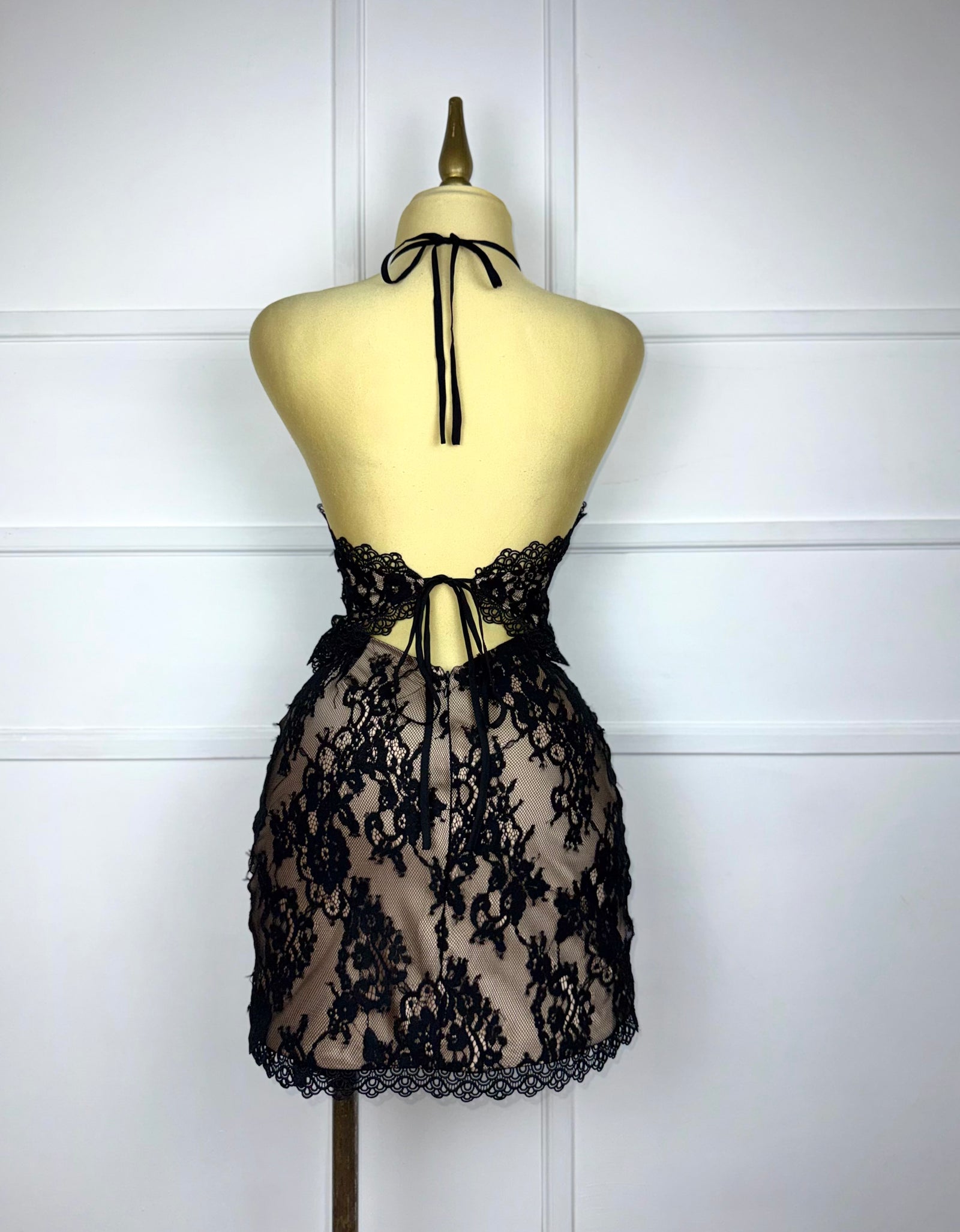 Vestido nude encaje negro