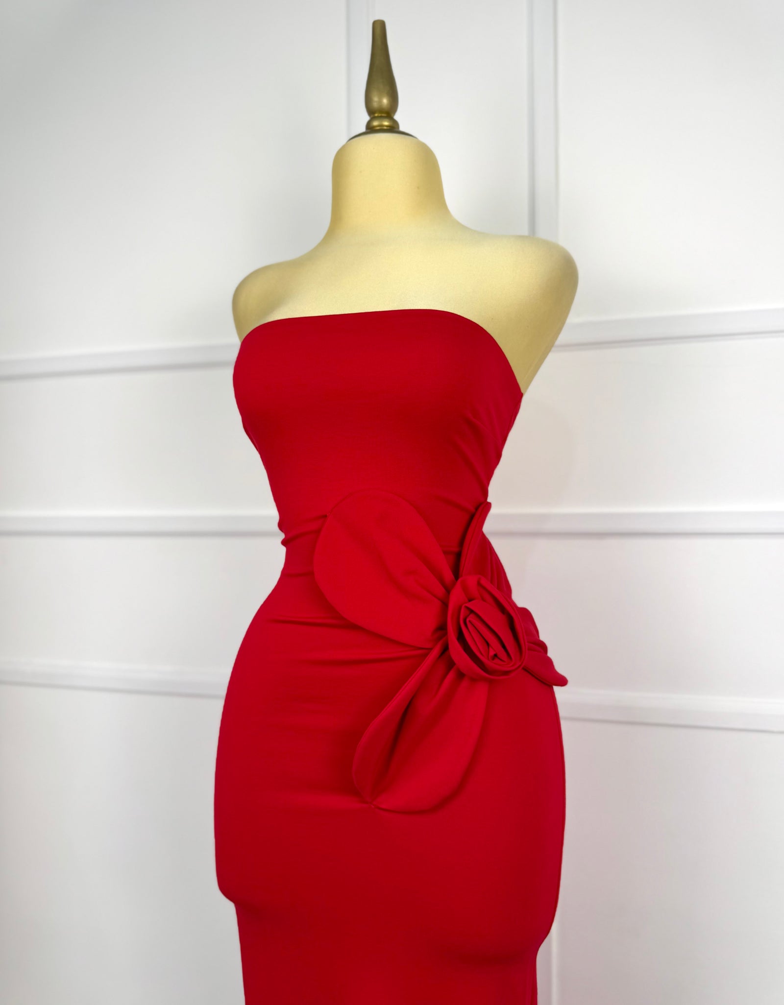 Vestido rojo strapless con flor