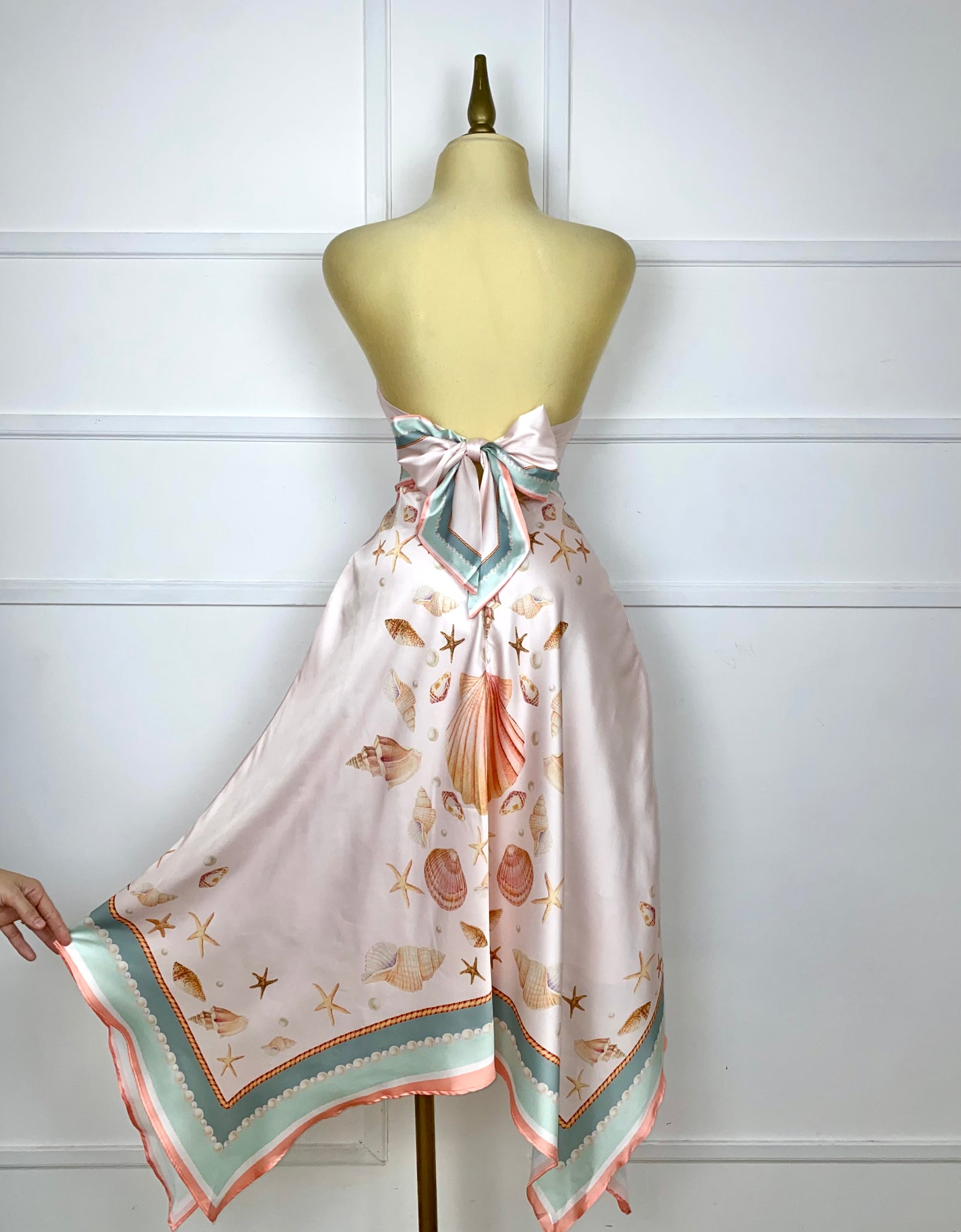 Vestido rosa asimétrico estampado conchas