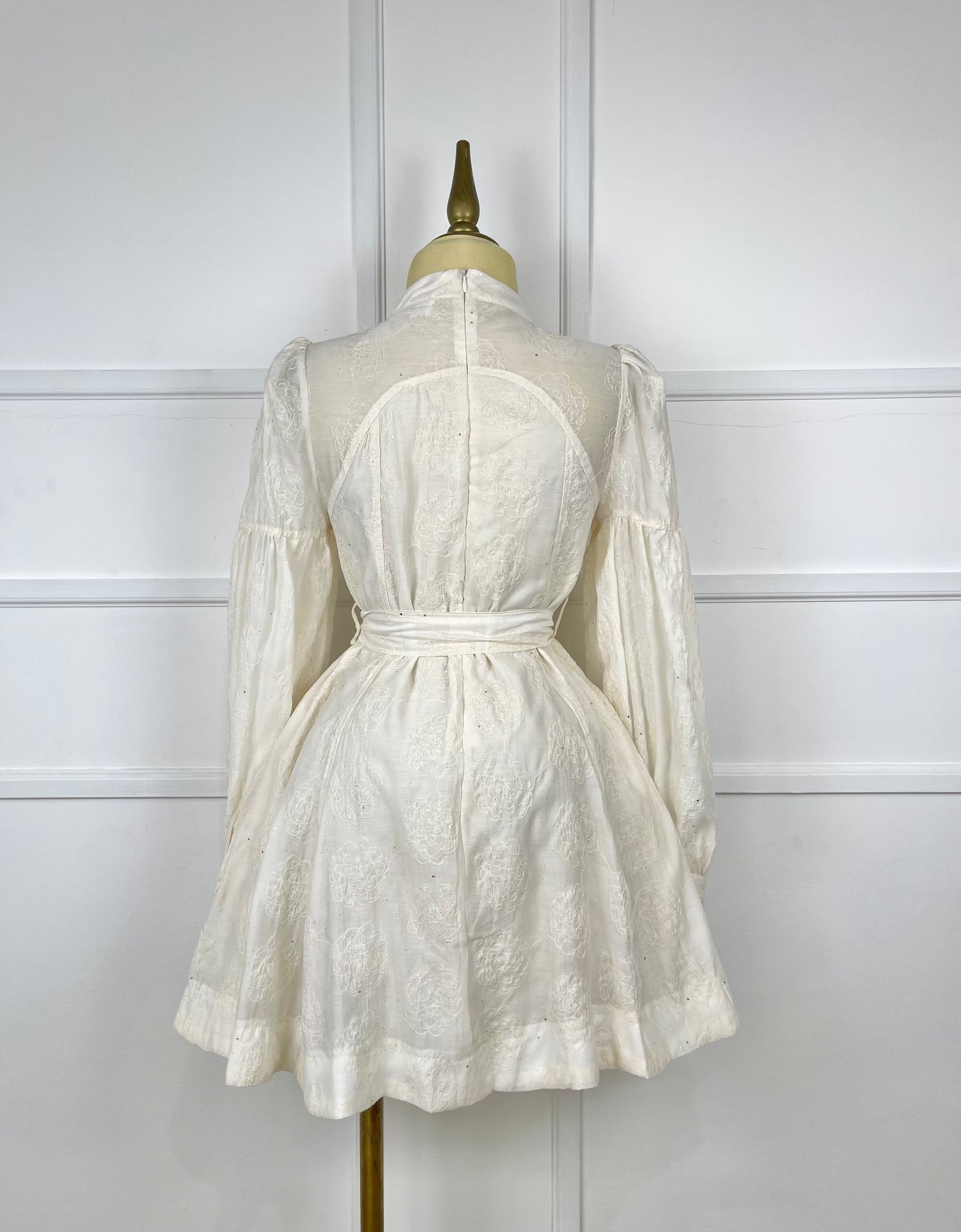 Vestido crema con brillitos y listón