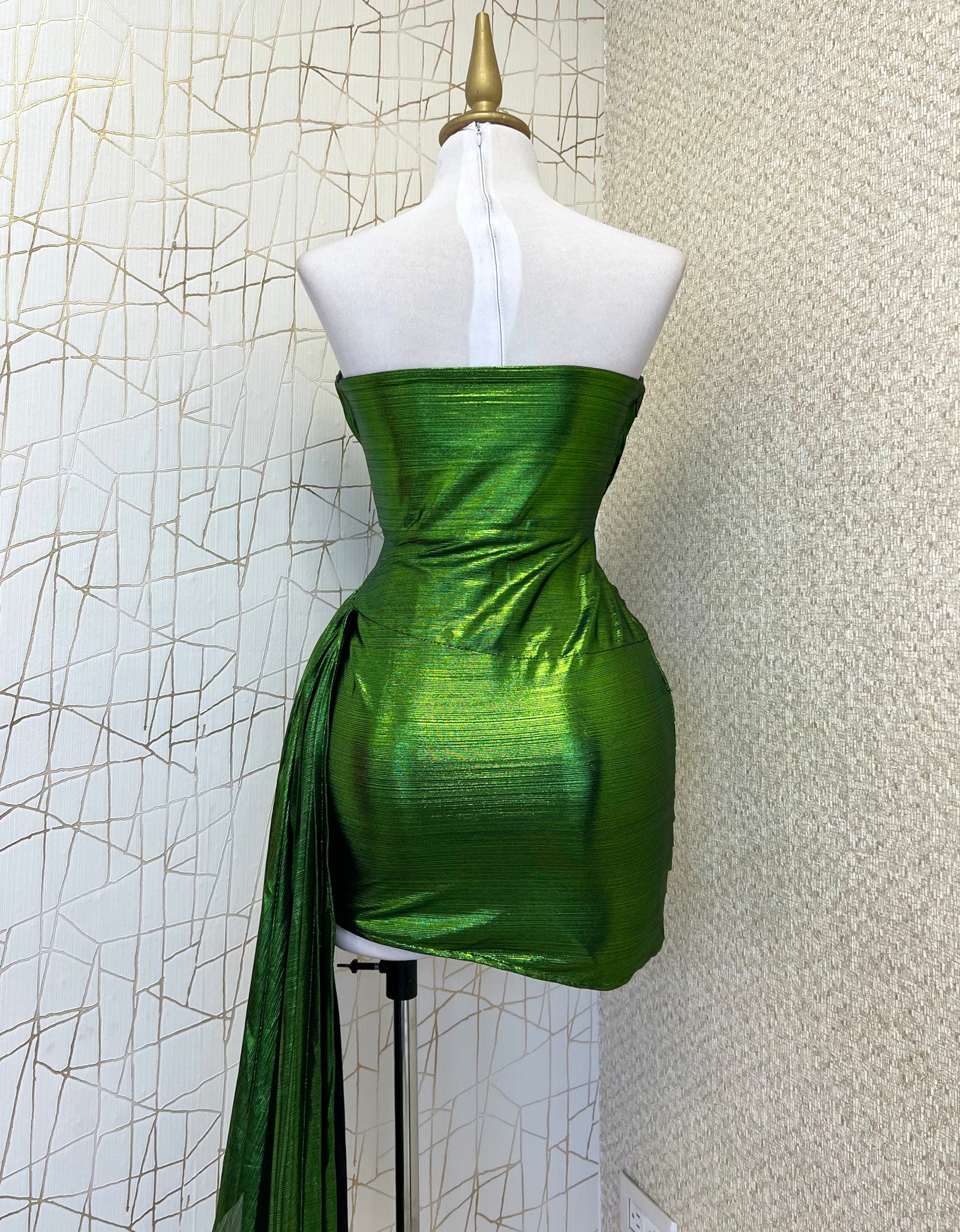 Vestido strapless verde metálico