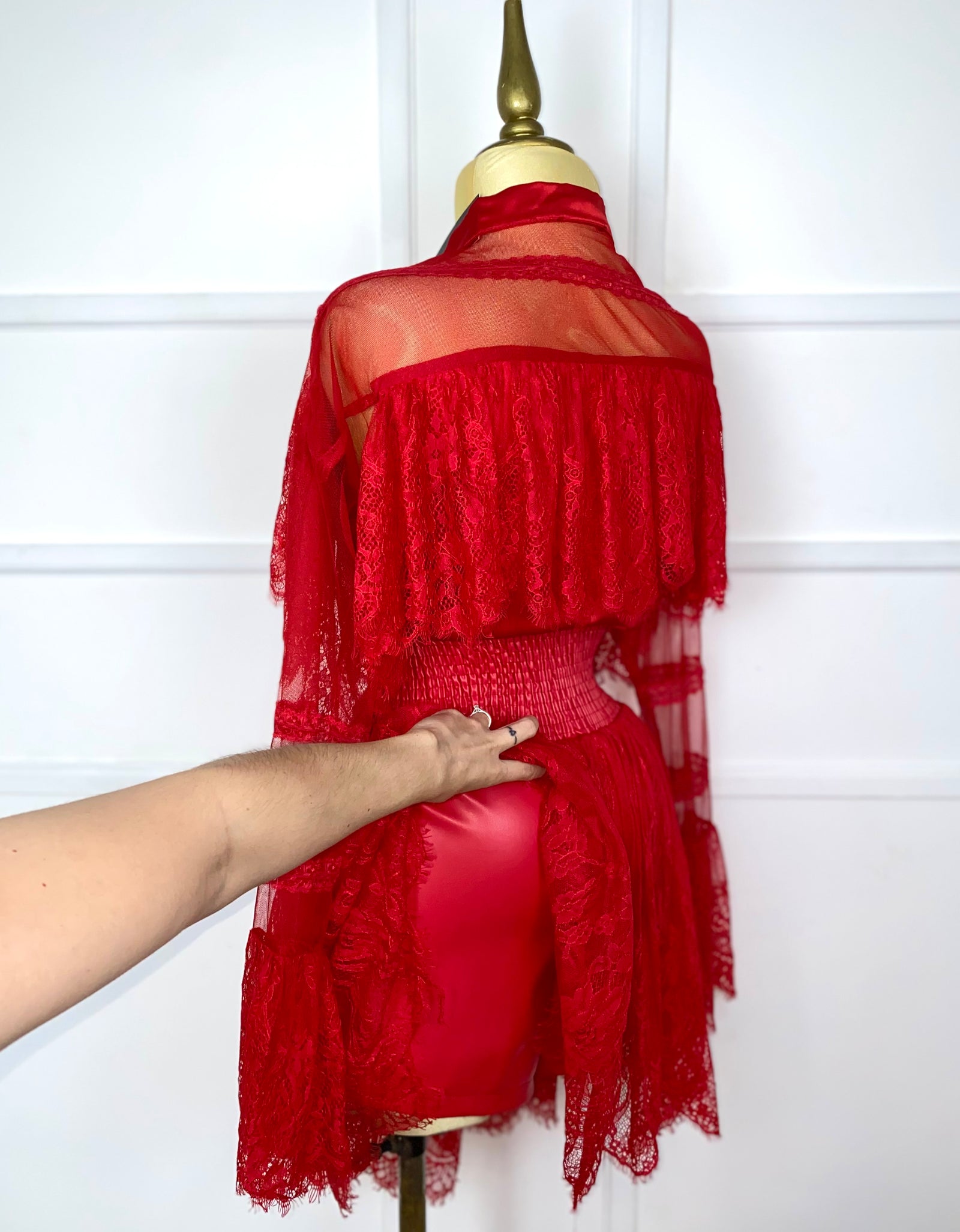 Vestido rojo con encaje y vinipiel