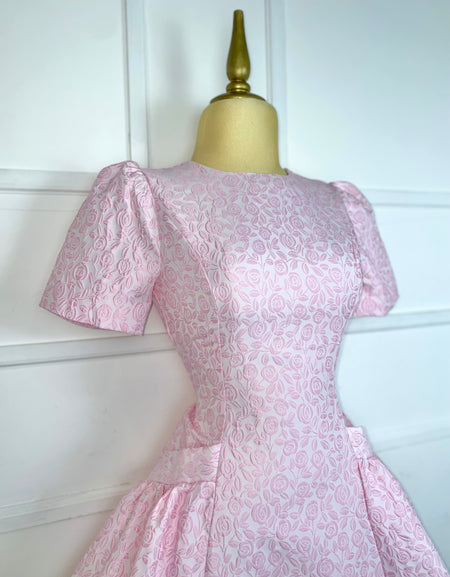 Vestido rosa brocado corte A