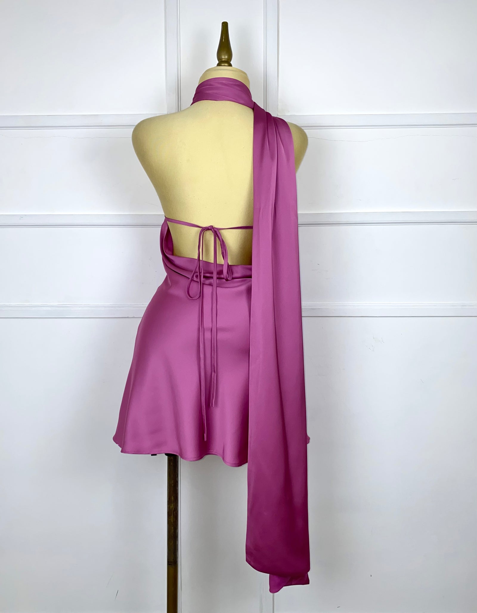 Vestido lila satinado asimétrico