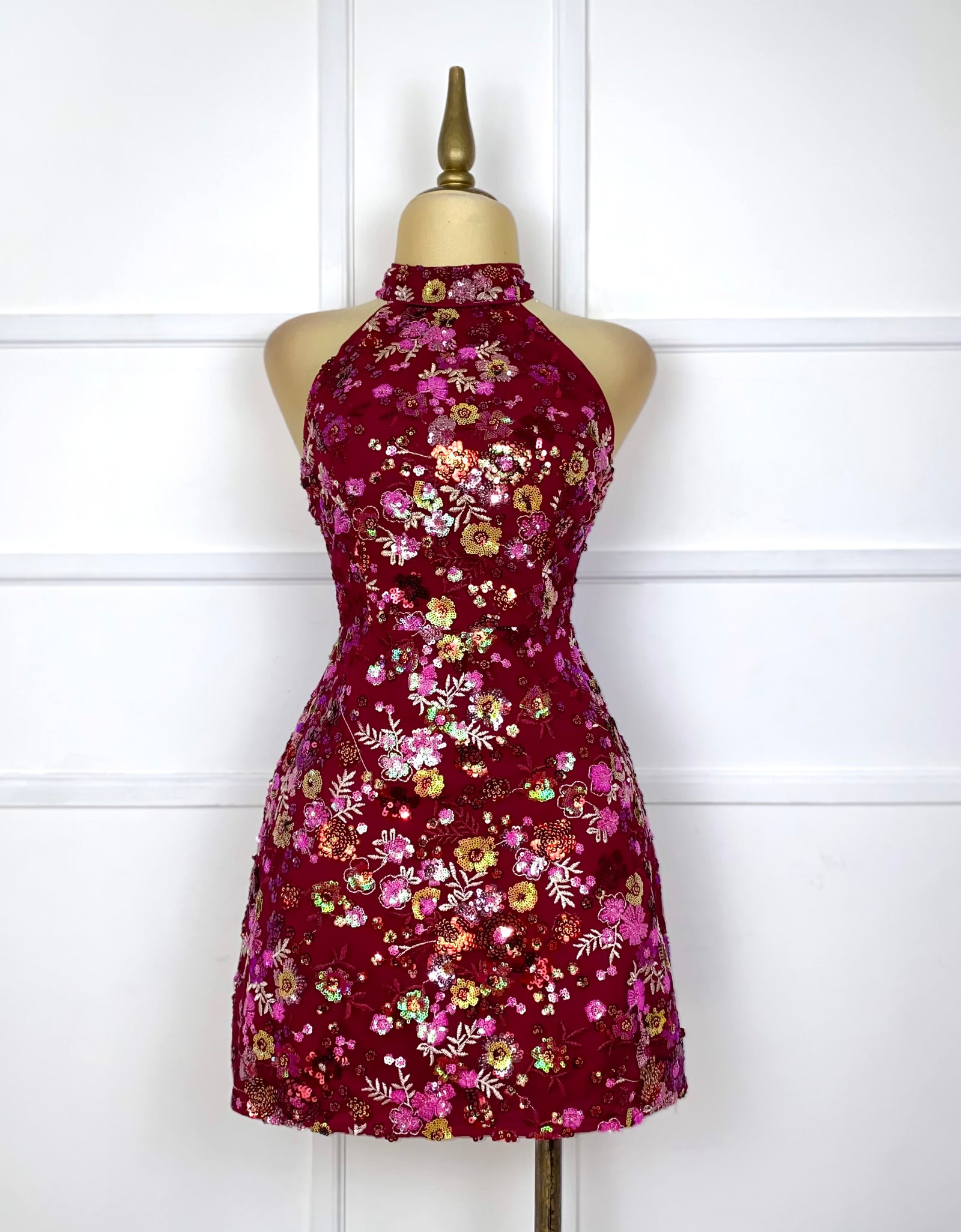 Vestido tinto lentejuelas y flores