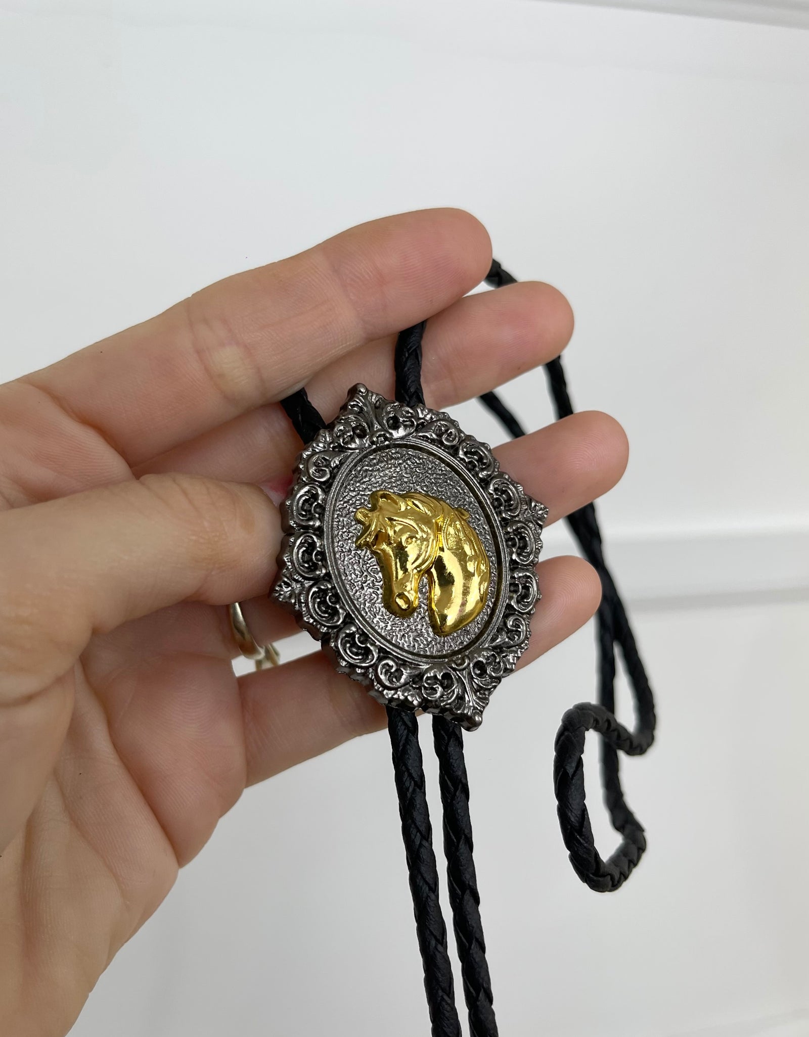 Collar vaquero caballo dorado