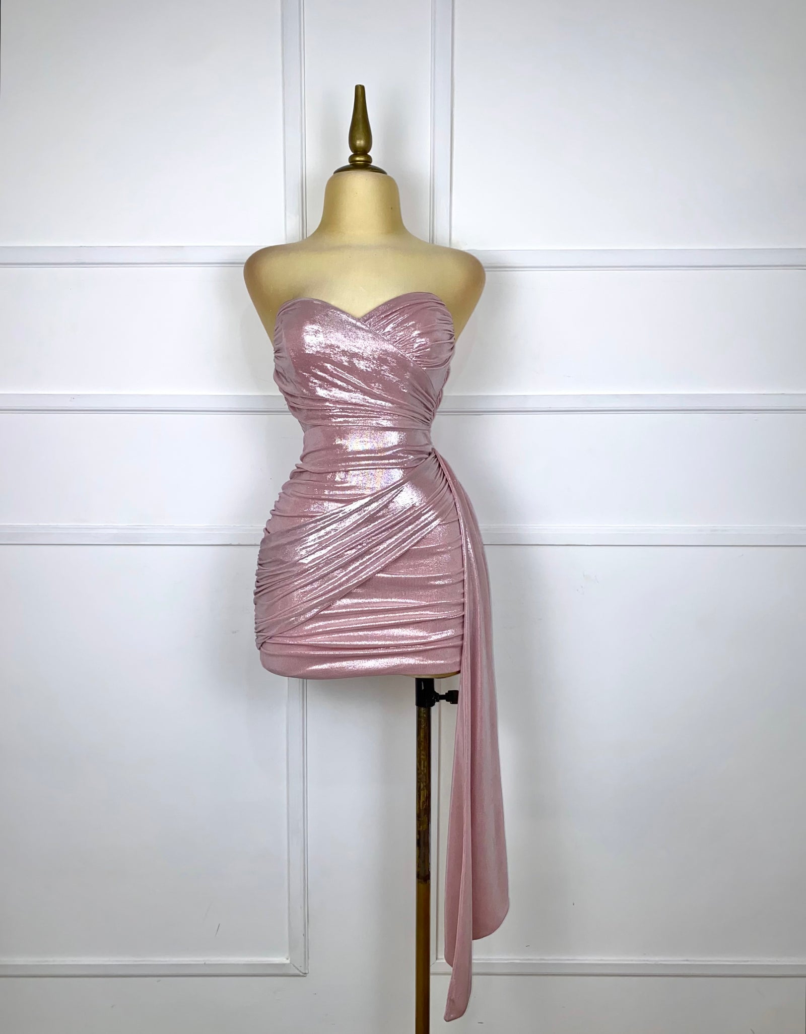 Vestido rosa strapless metálico con olán