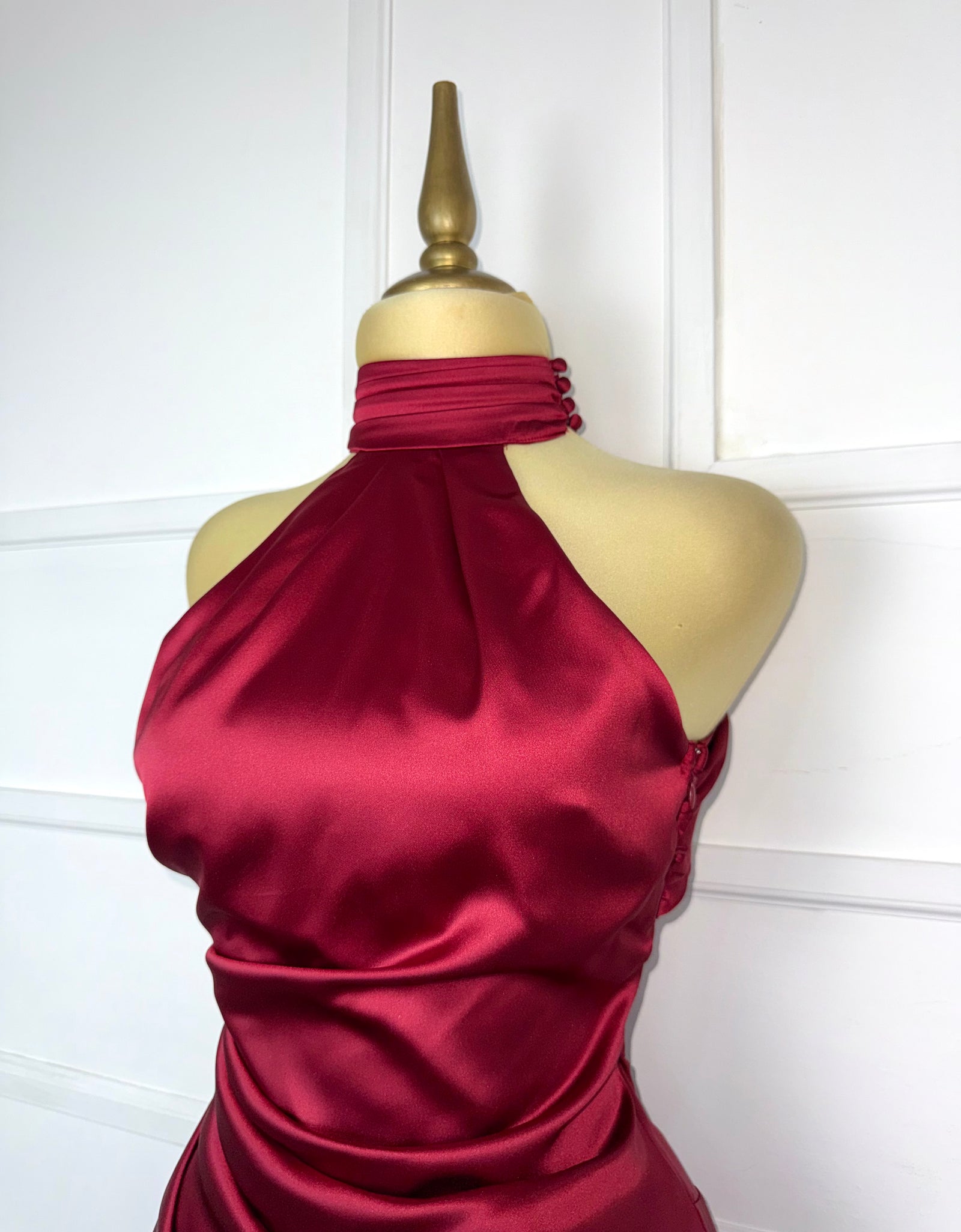 Vestido corto tinto con perlas