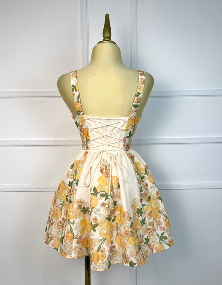 Vestido con flores amarillas y cordones