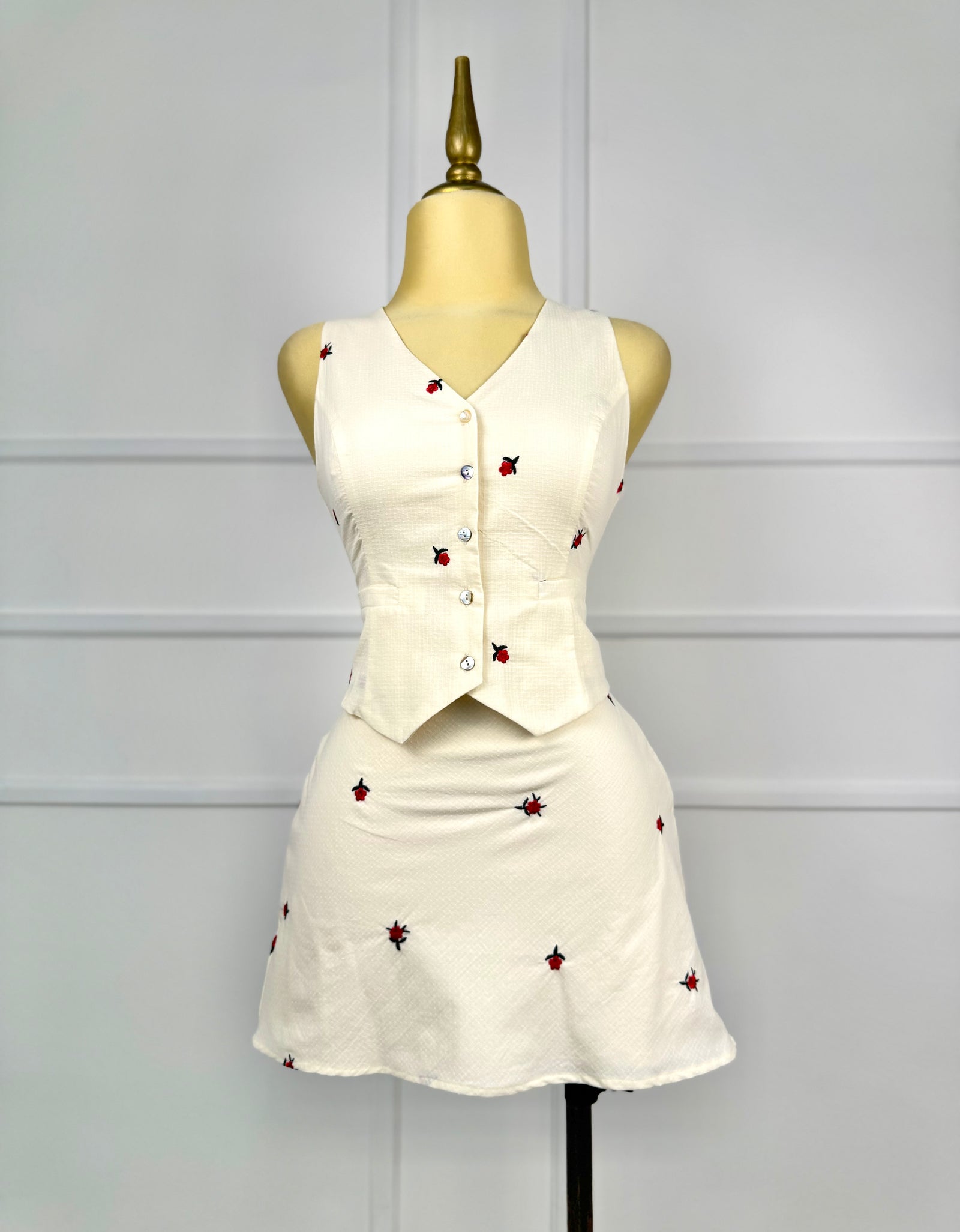 Set beige con flores rojas