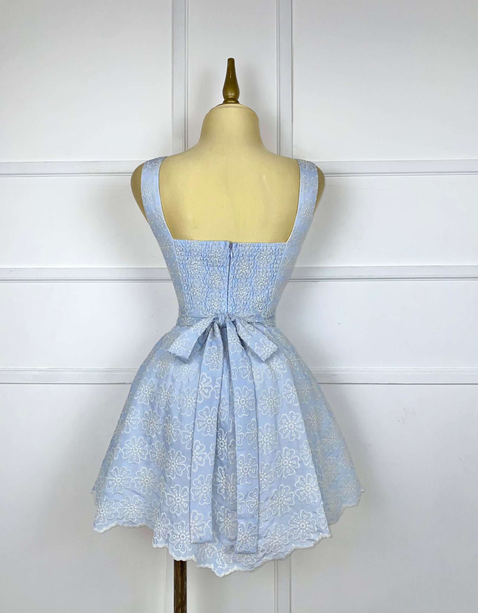 Vestido azul cielo flores beige tejidas