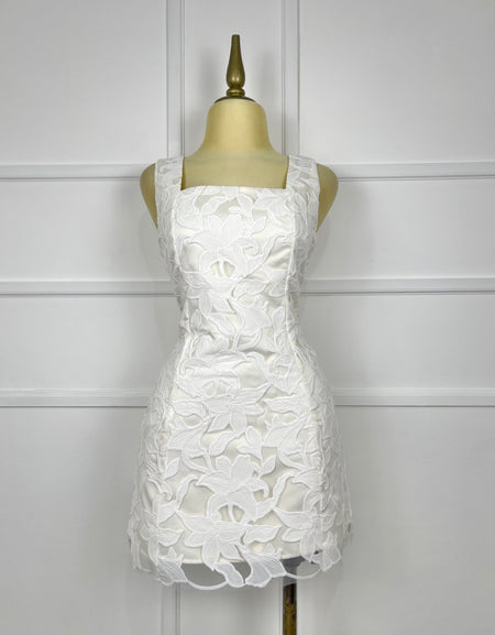 Vestido beige con flores blancas