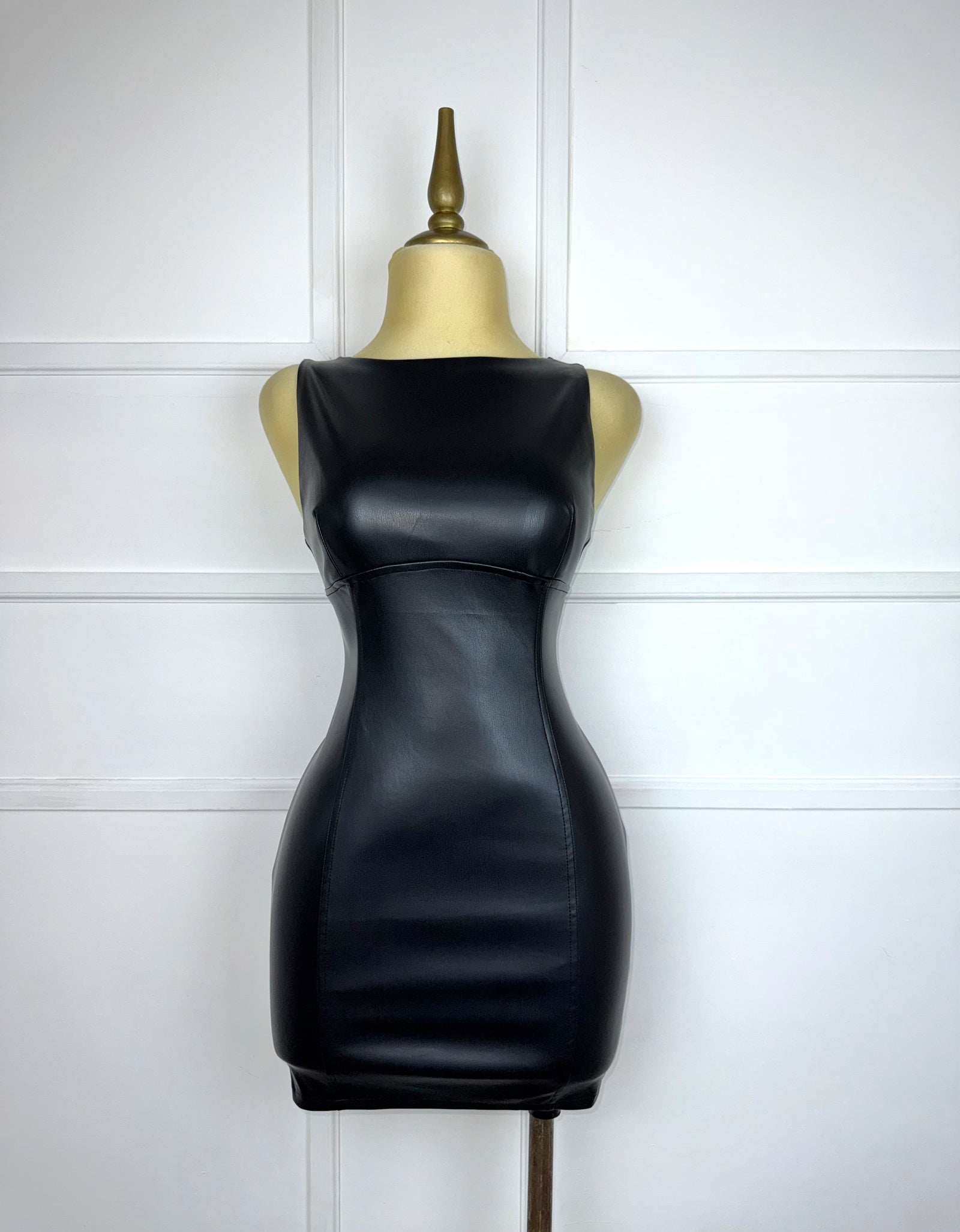 Vestido corto negro vinipiel