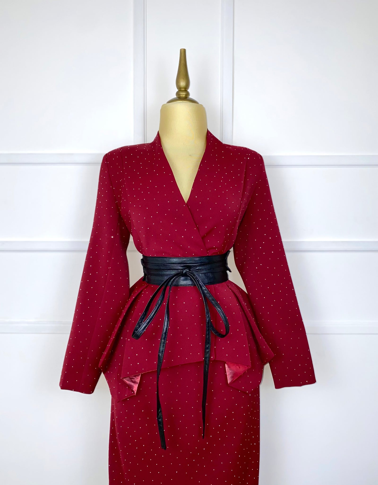 Set tinto con pedrería y cinto