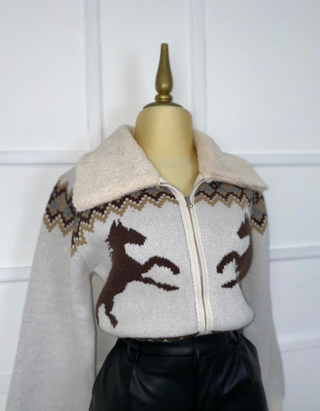 Suéter con peluche y caballos