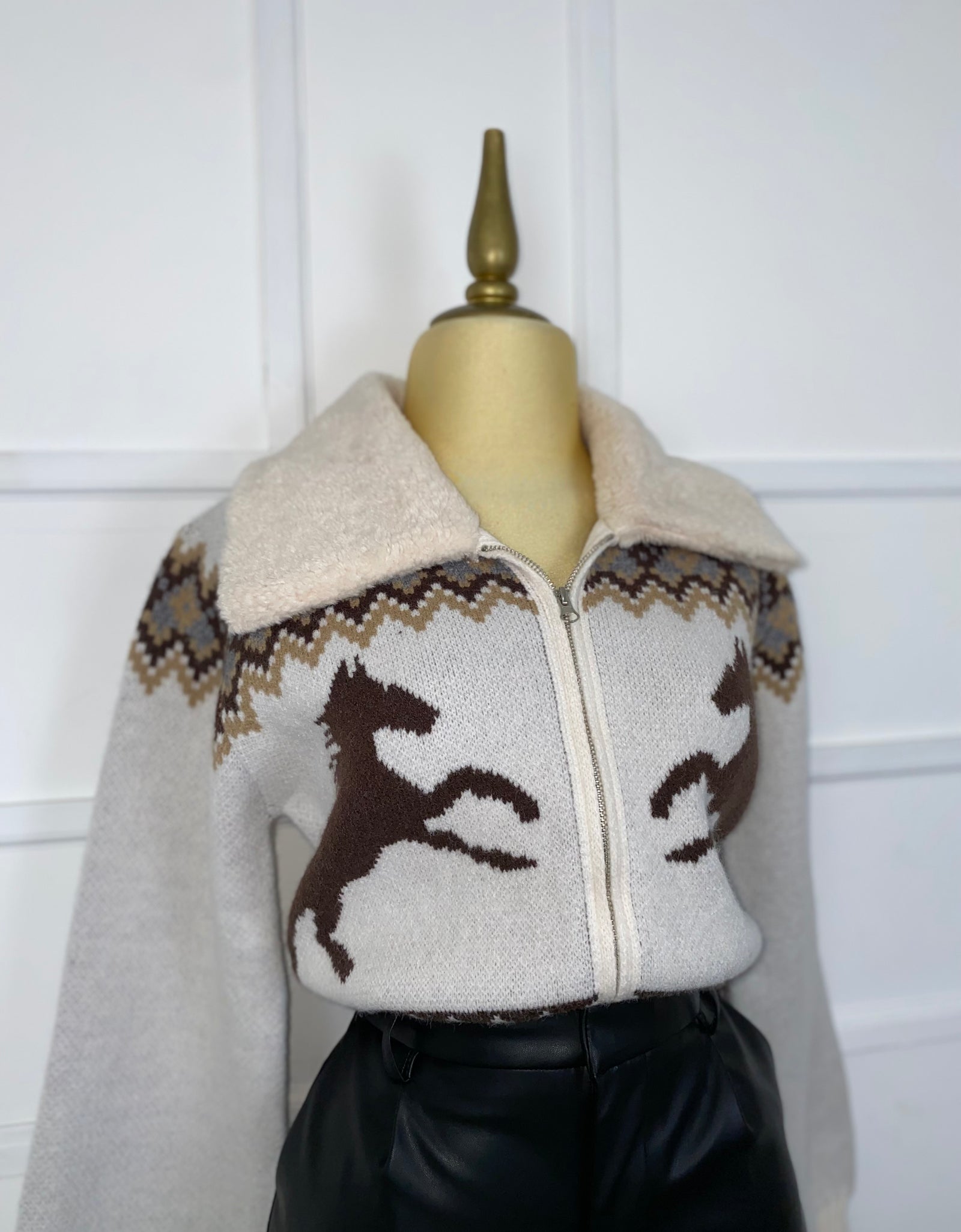 Suéter con peluche y caballos