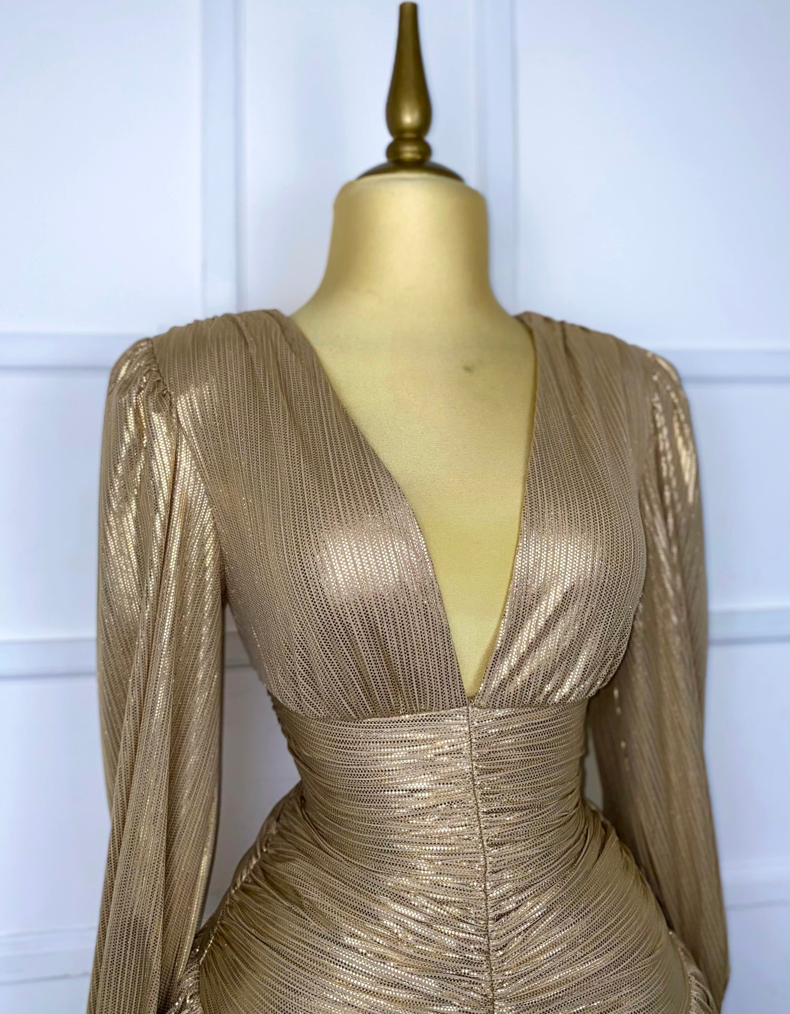 Vestido corto dorado manga larga