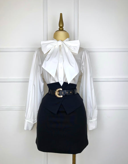 Camisa blanca con moño