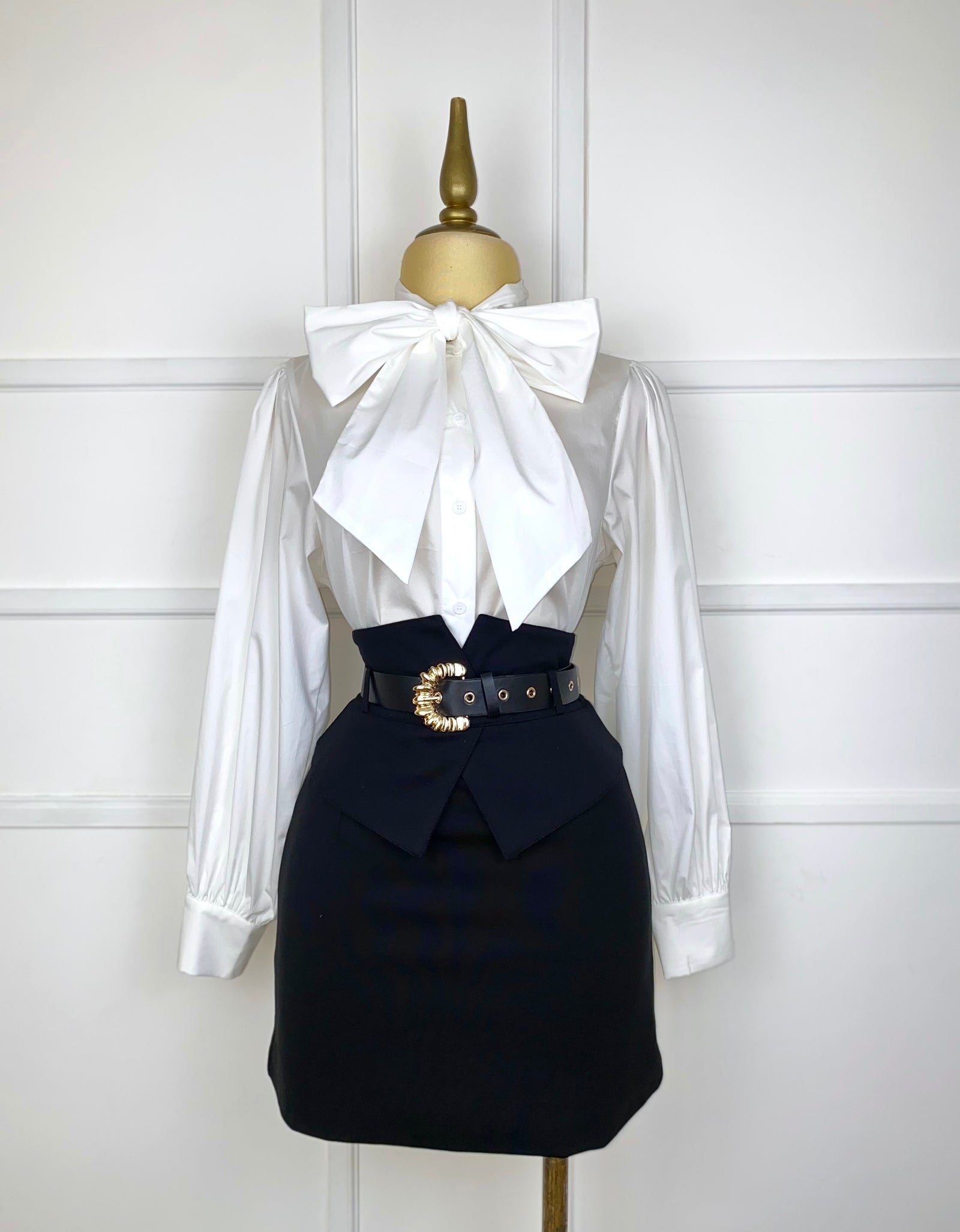 Camisa blanca con moño