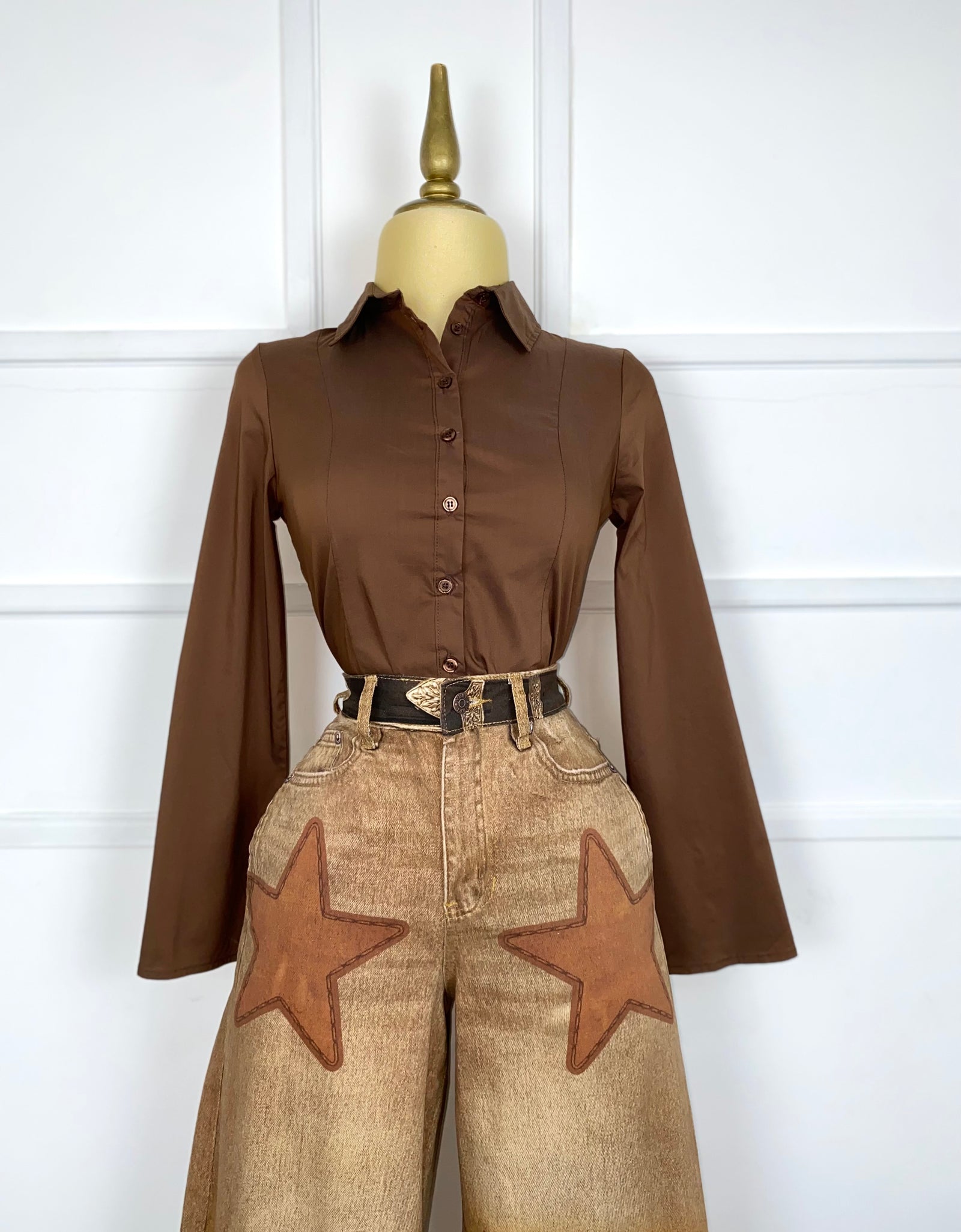 Pantalón café con caballos