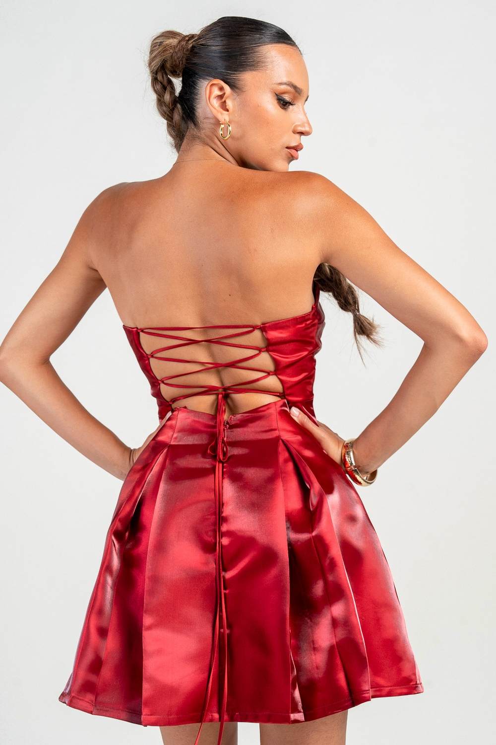 Vestido strapless tinto brilloso