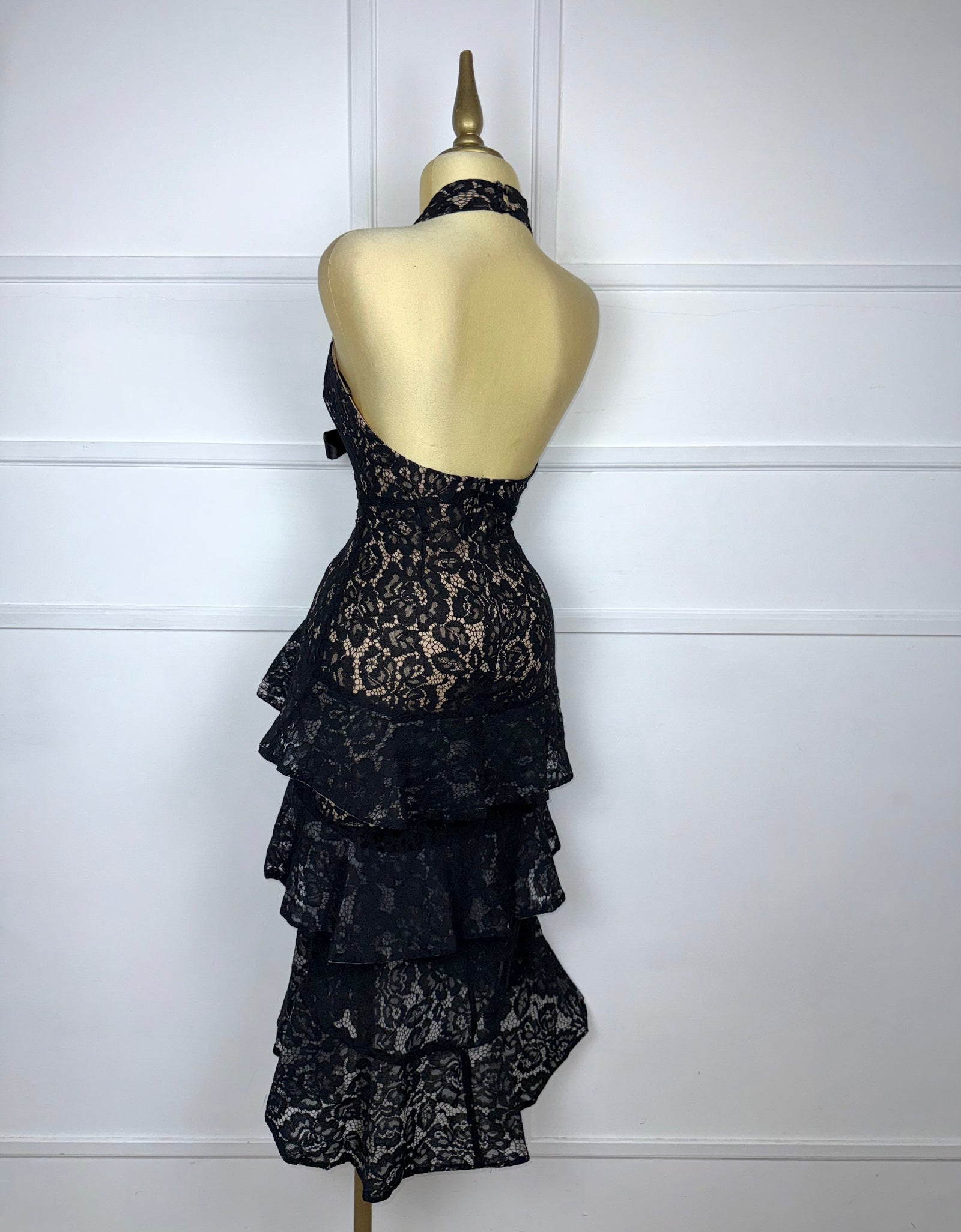 Vestido encaje halter con olanes
