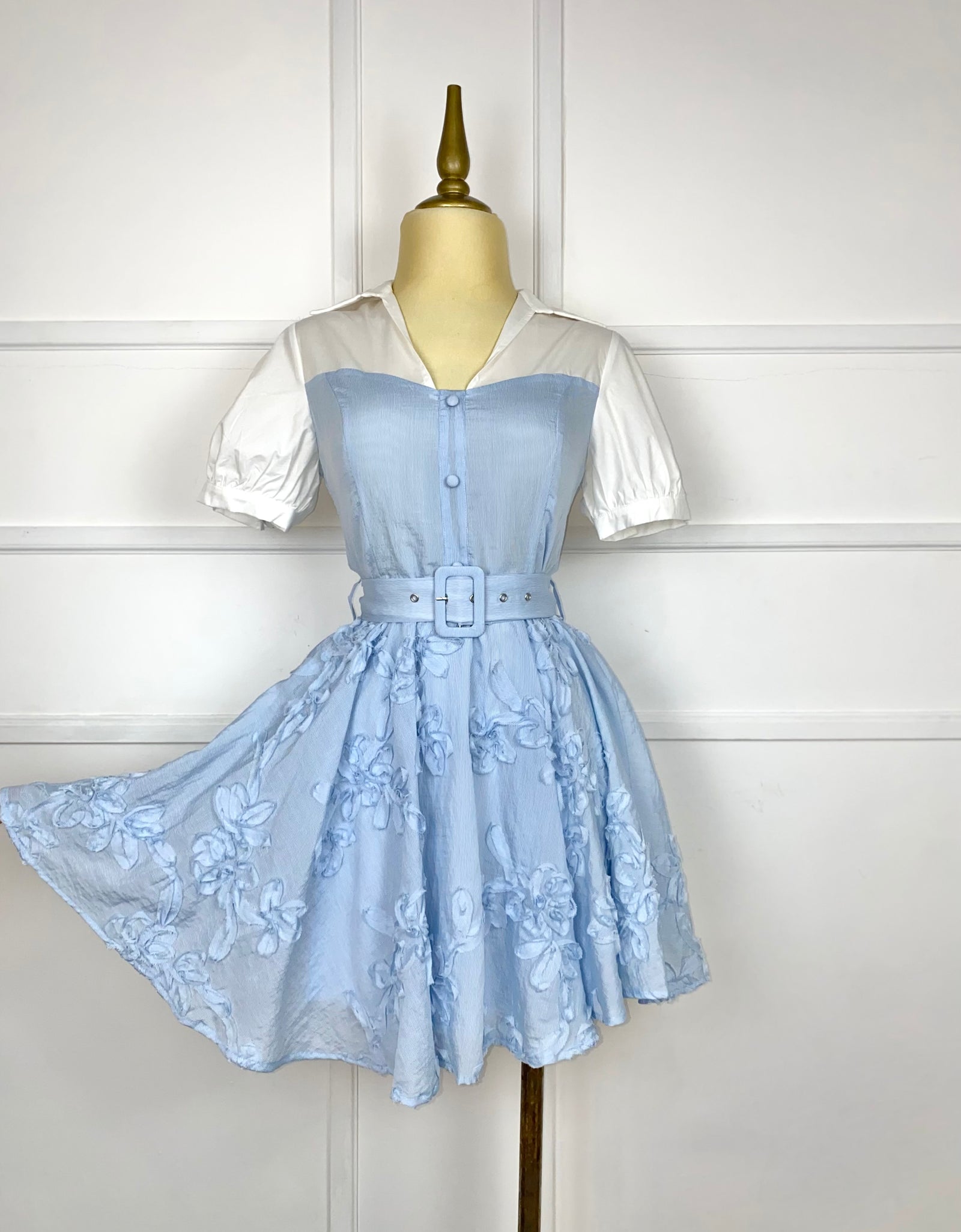 Vestido azul textura con blanco y cinto