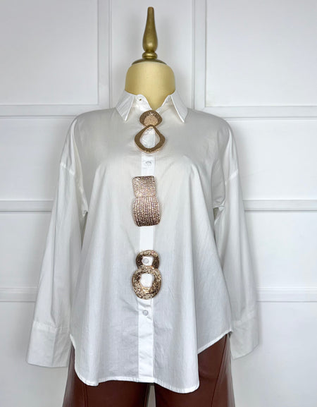 Camisa blanca con hebillas doradas