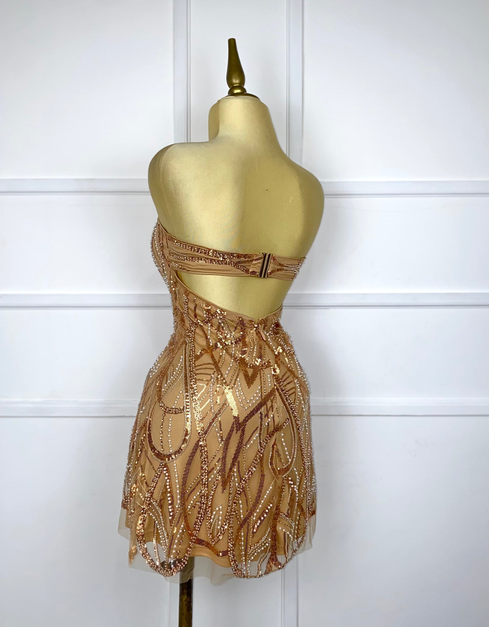 Vestido strapless con lentejuelas y pedrería