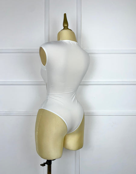 Bodysuit blanco asimétrico con nudo
