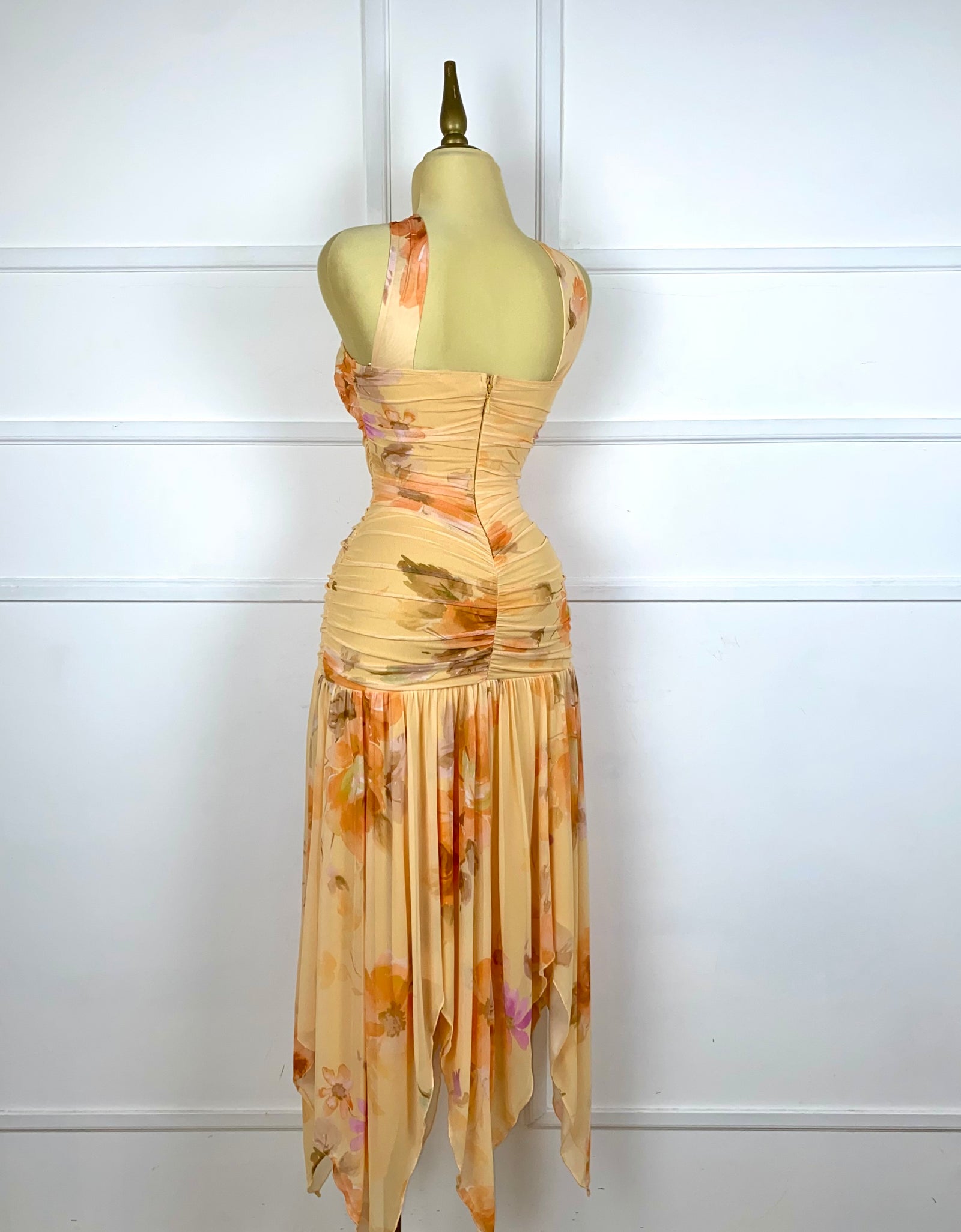 Vestido amarillo strapless asimétrico