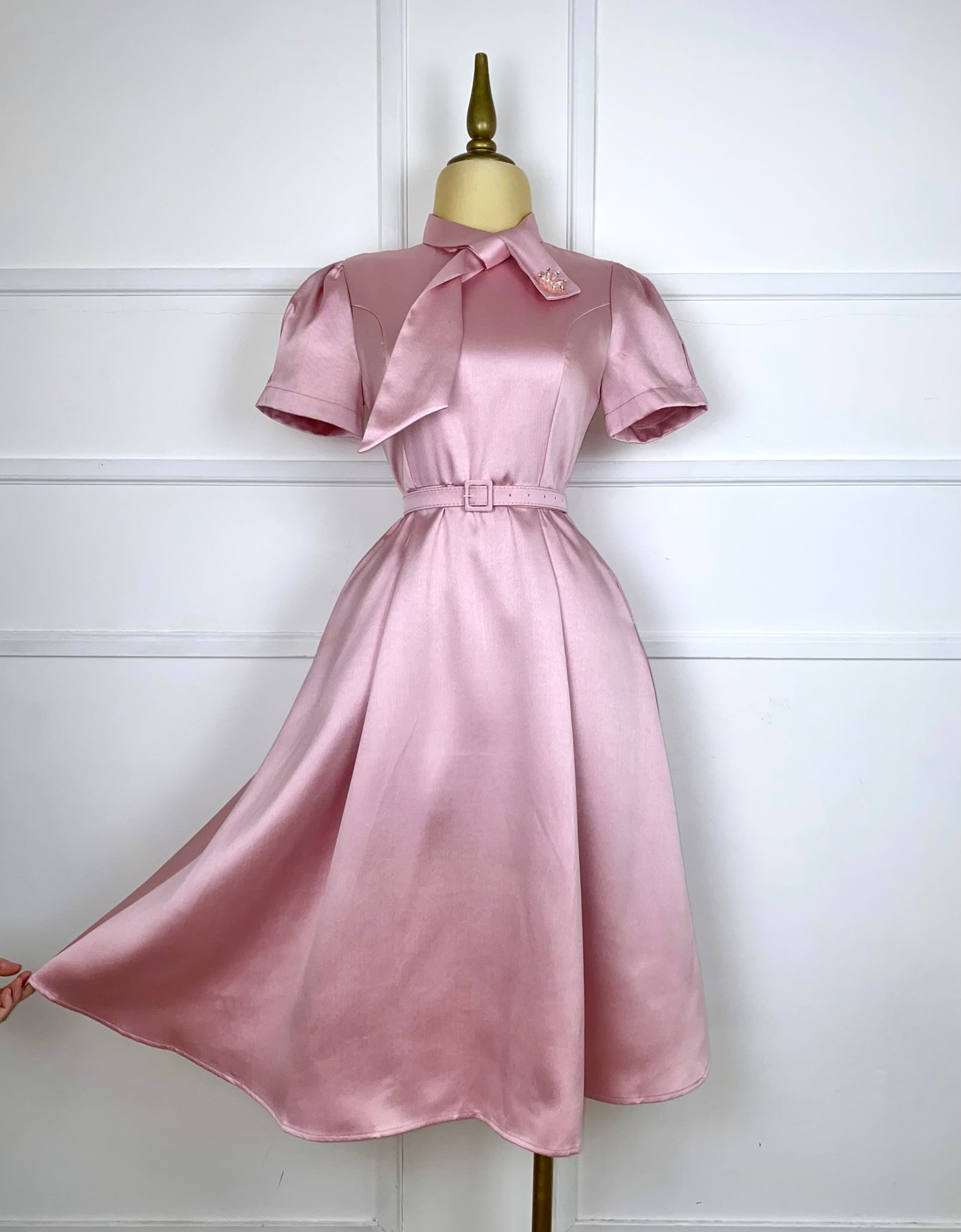 Vestido rosa midi satín con cinto