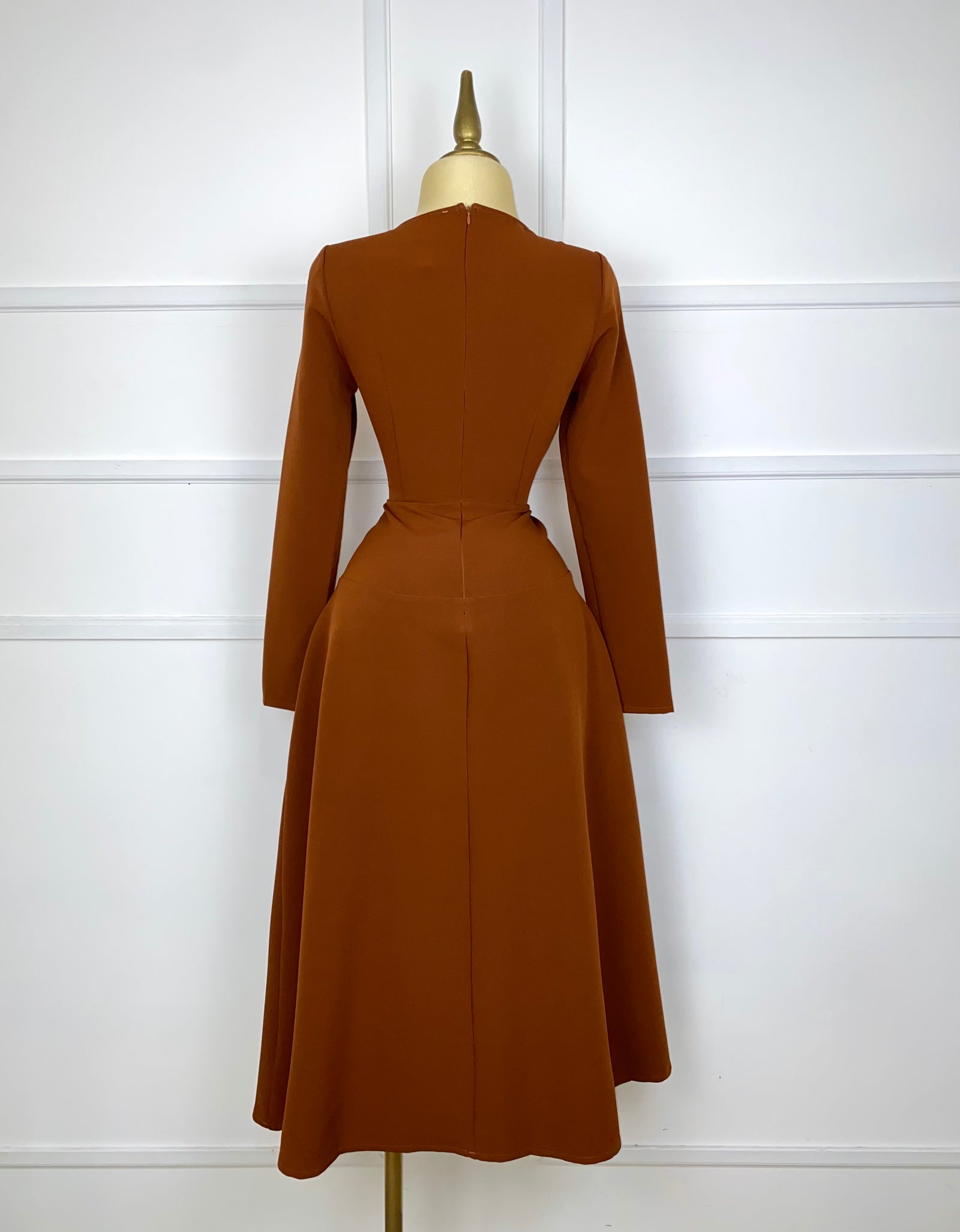 Vestido café manga larga con pedrería