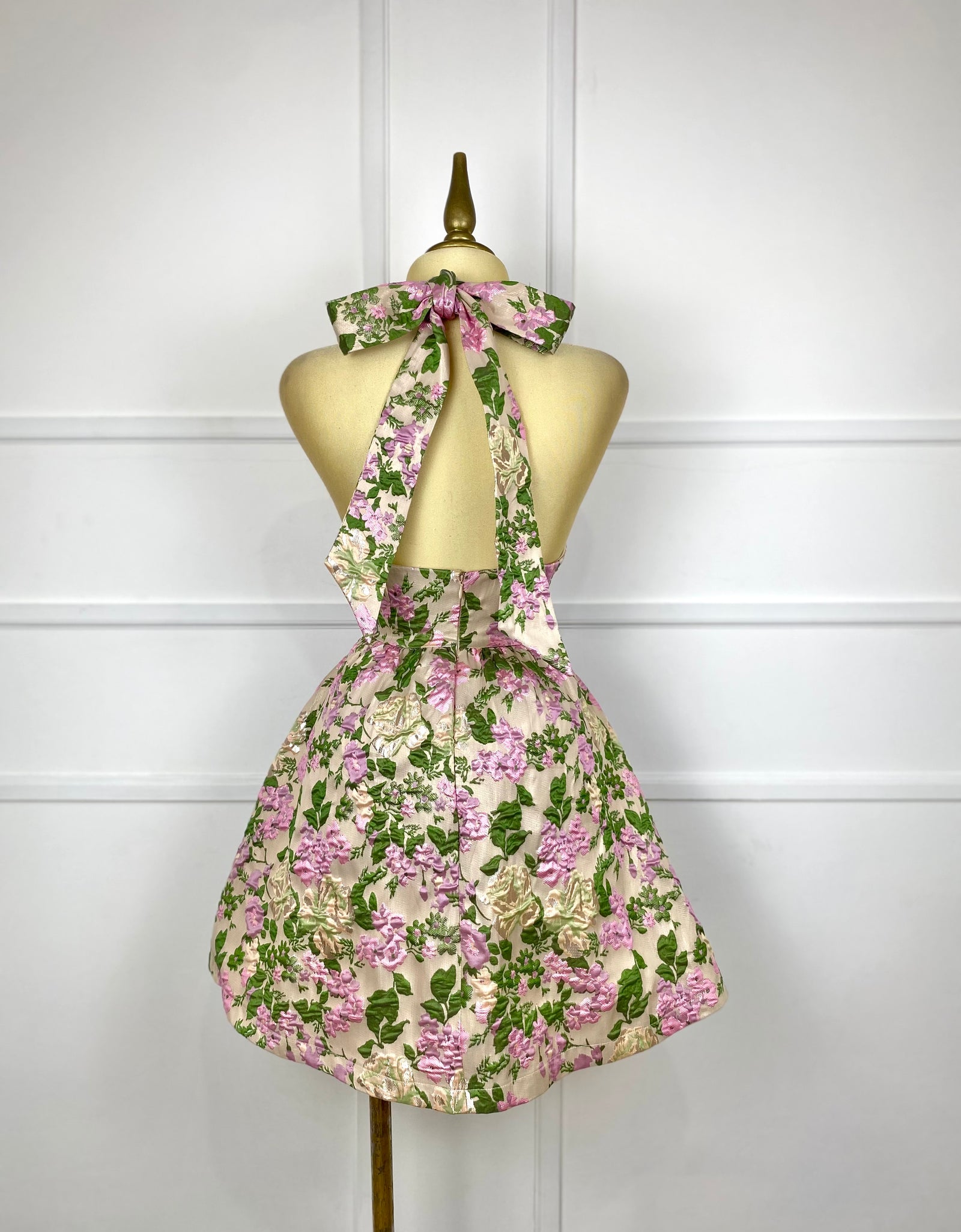 Vestido beige con flores y brocado