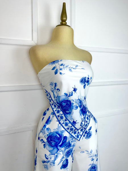 Set blanco con flores azules