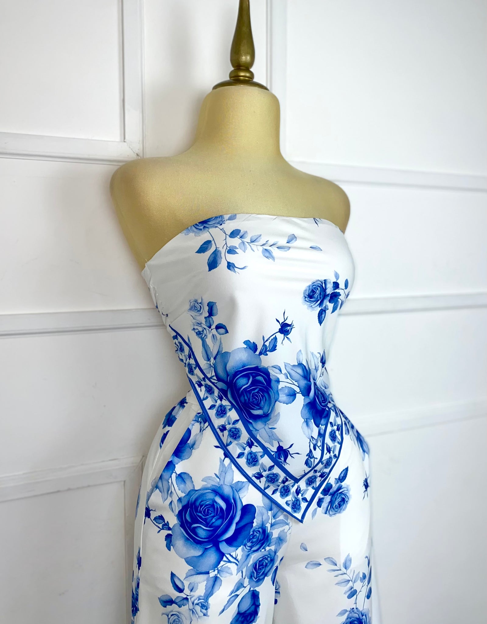 Set blanco con flores azules