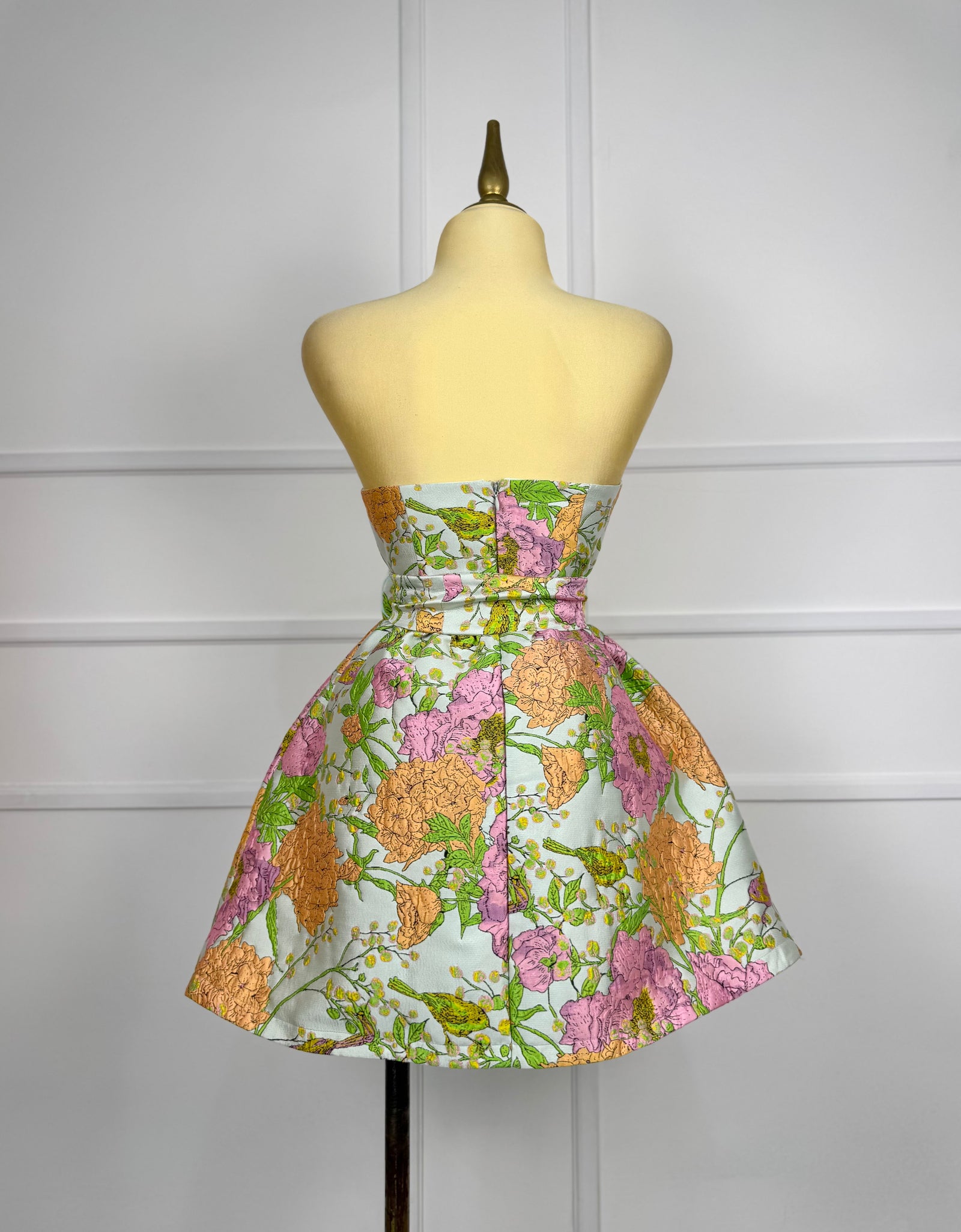 Vestido strapless con flores