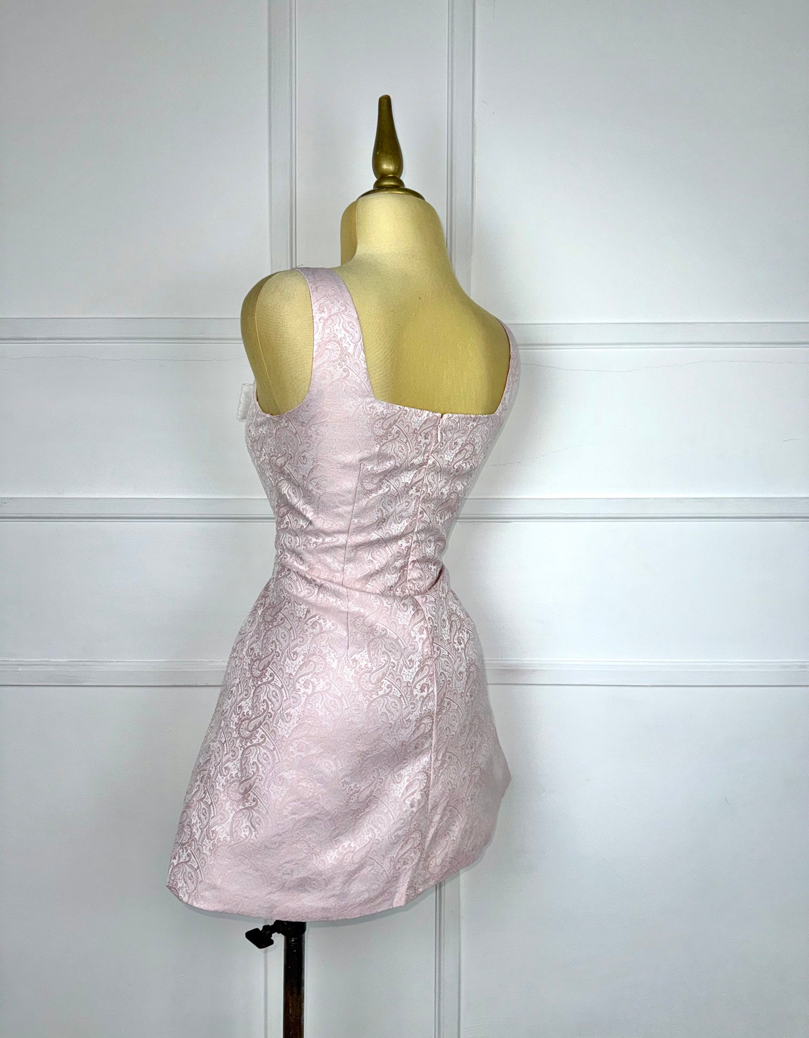 Vestido rosa brocado moño blanco