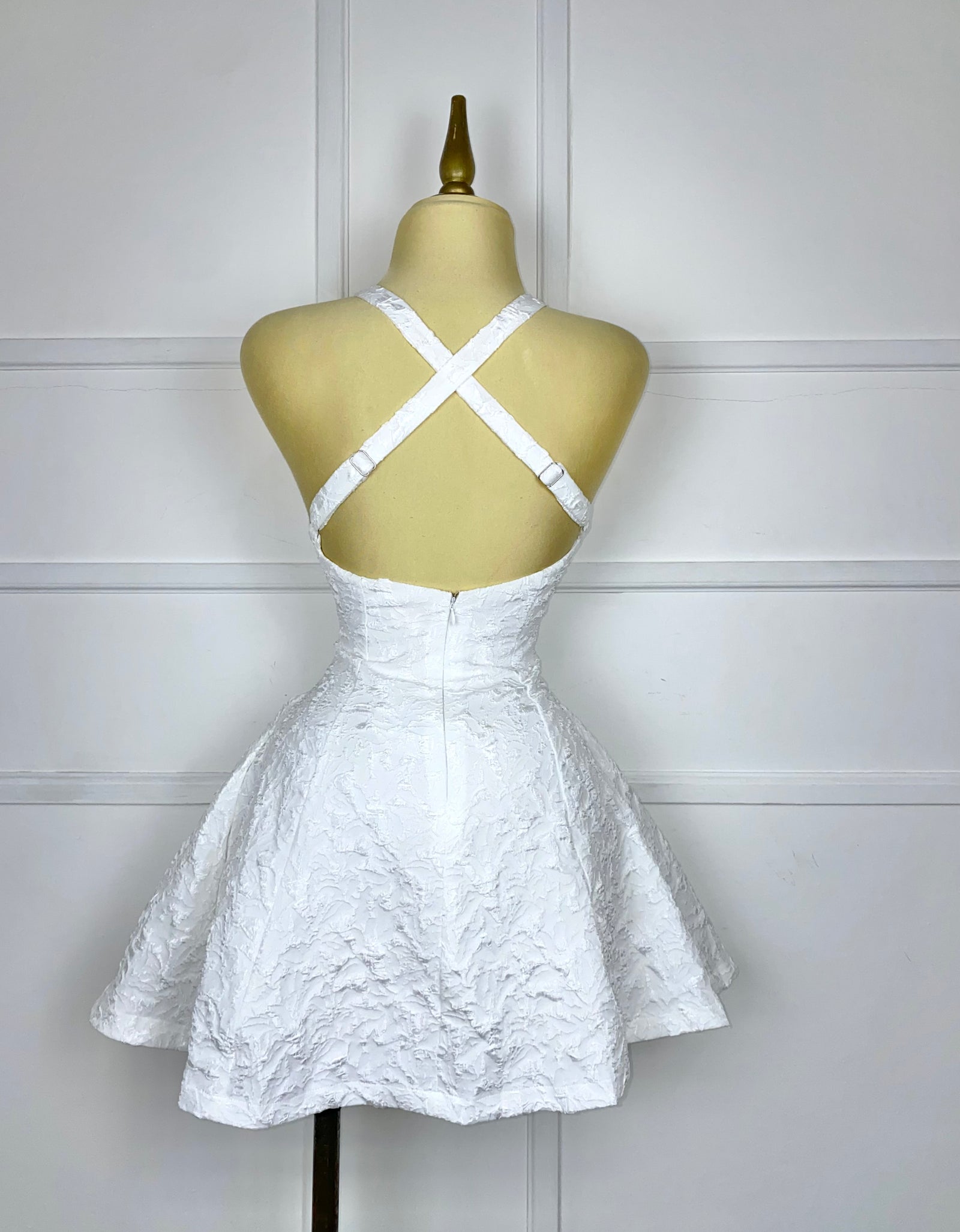 Vestido blanco brocado con moño